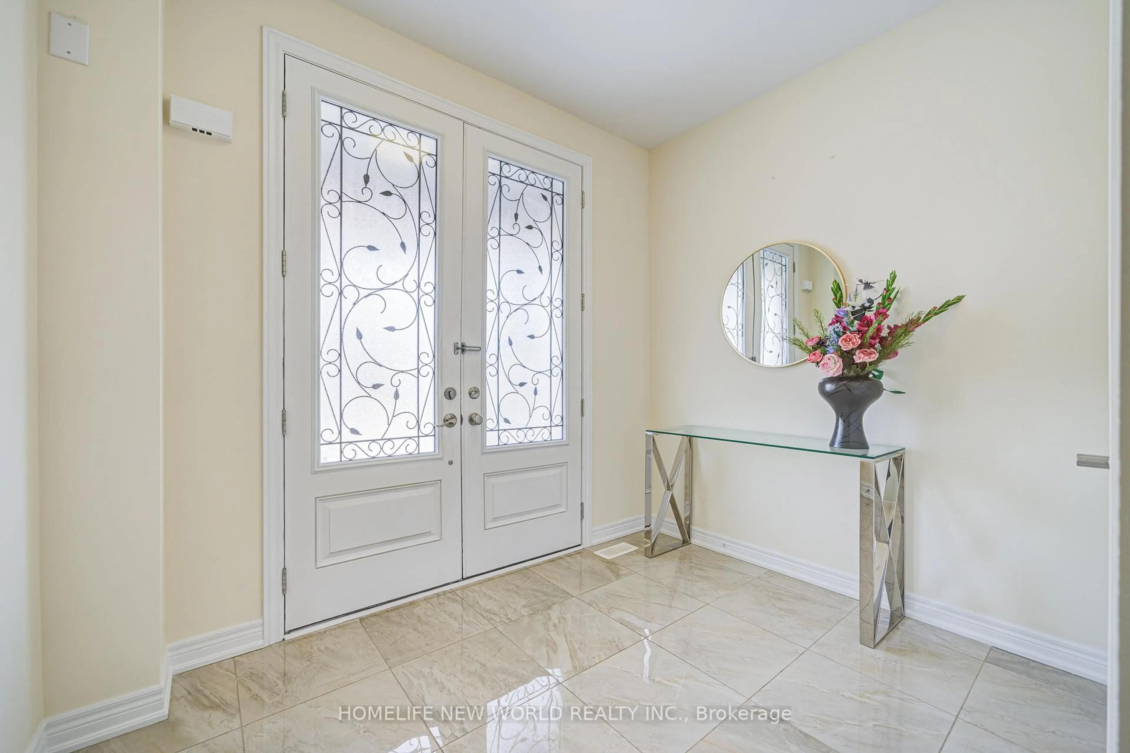 Indoor entryway for 88 Roth St, Aurora Ontario L4G 0W7