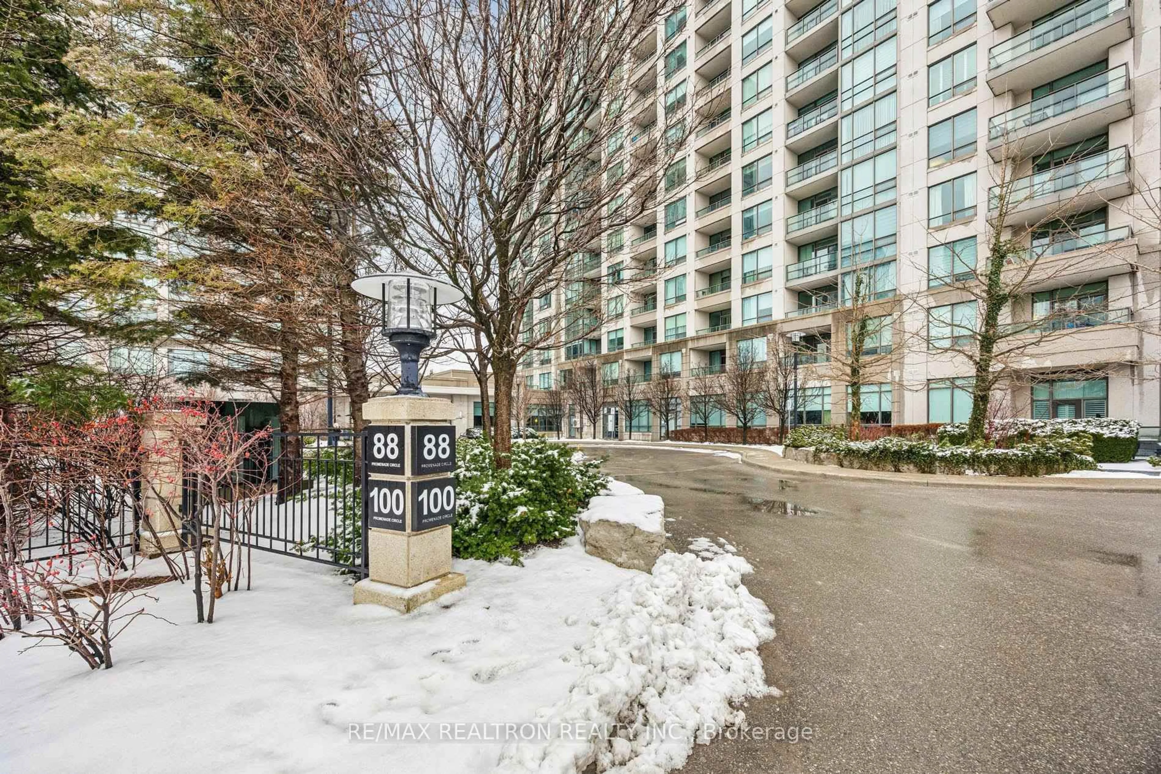 Patio, street for 88 Promenade Circ #302, Vaughan Ontario L4J 9A4