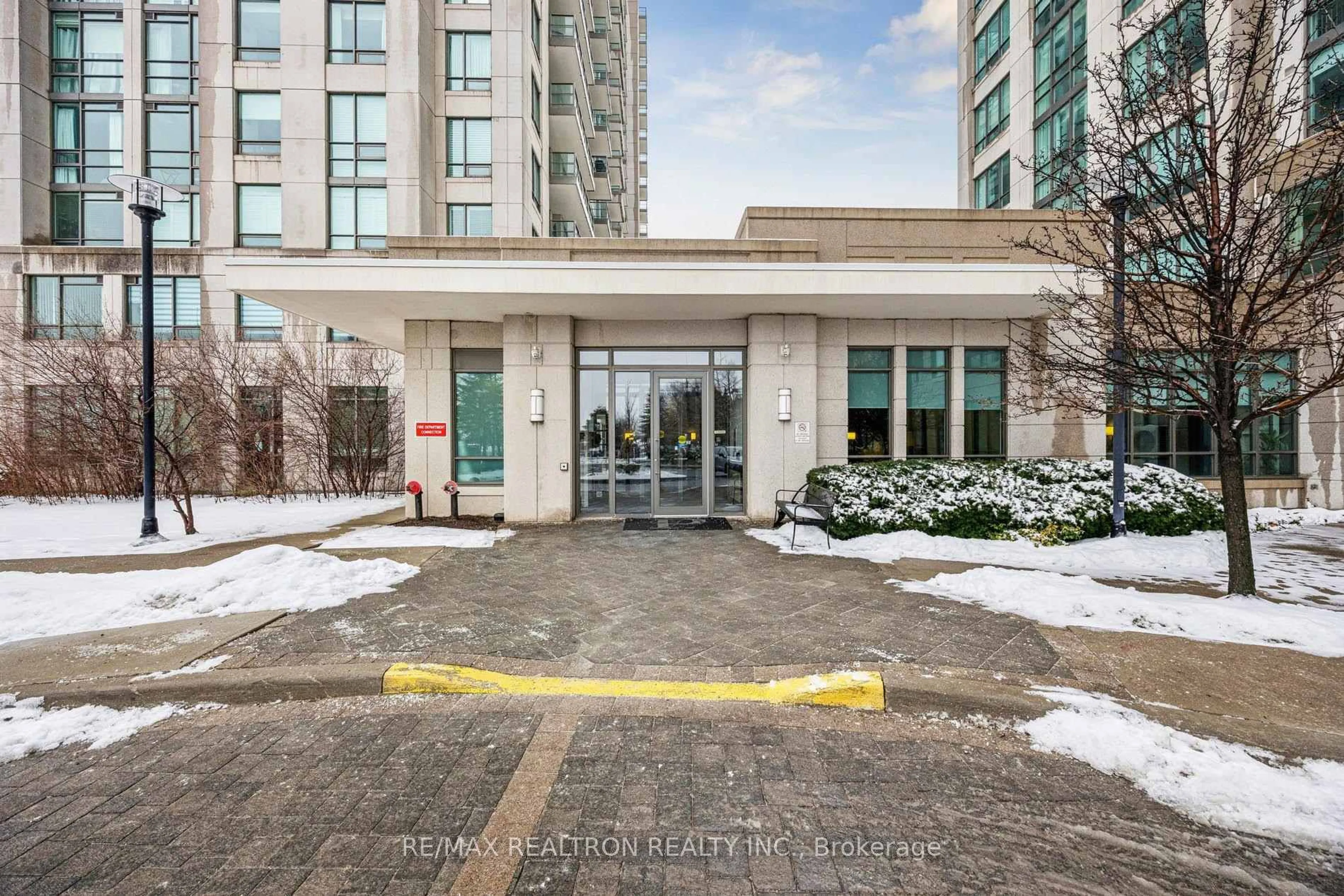 Indoor foyer for 88 Promenade Circ #302, Vaughan Ontario L4J 9A4