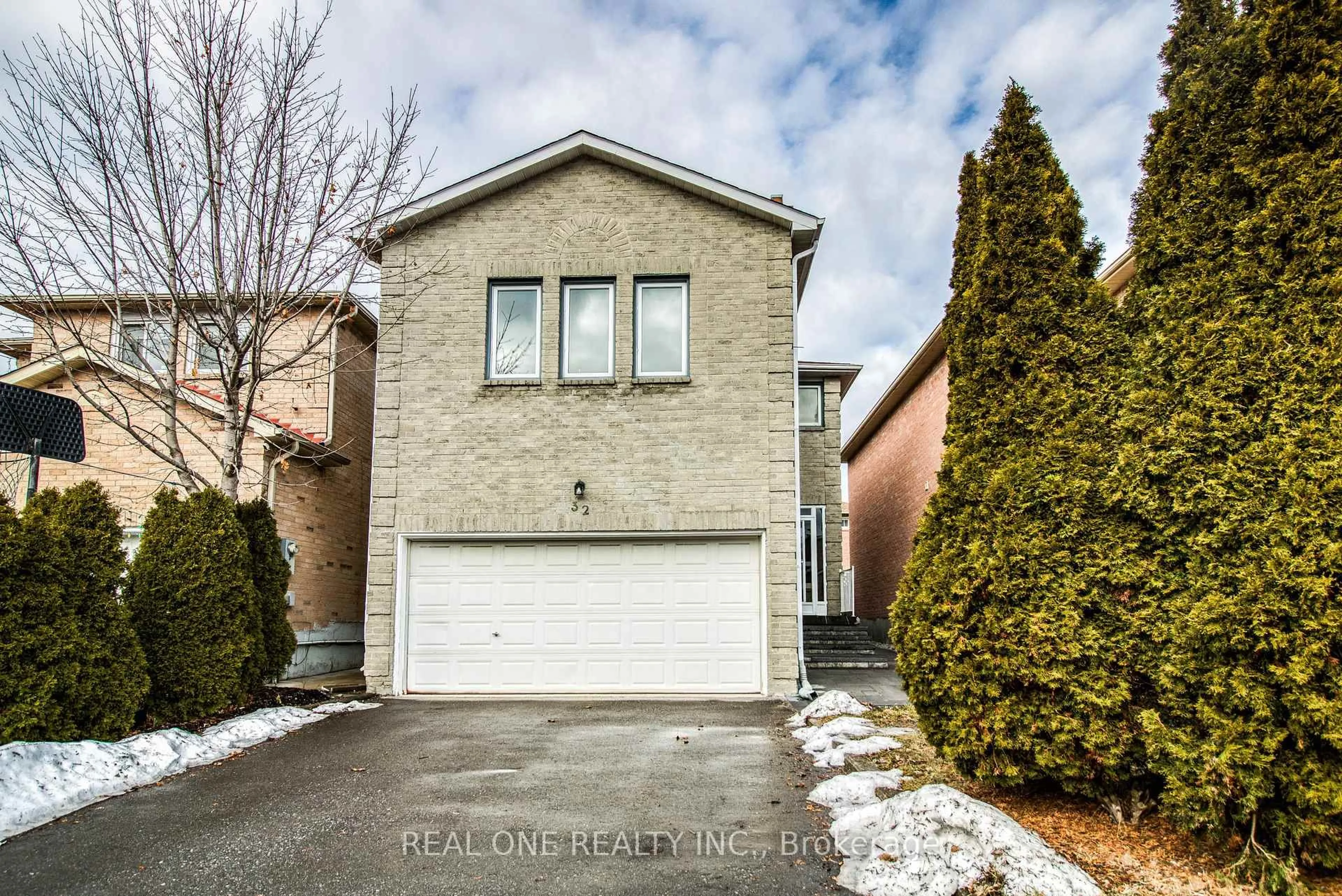 Home with brick exterior material, street for 32 Charlton Ave, Vaughan Ontario L4J 6W3