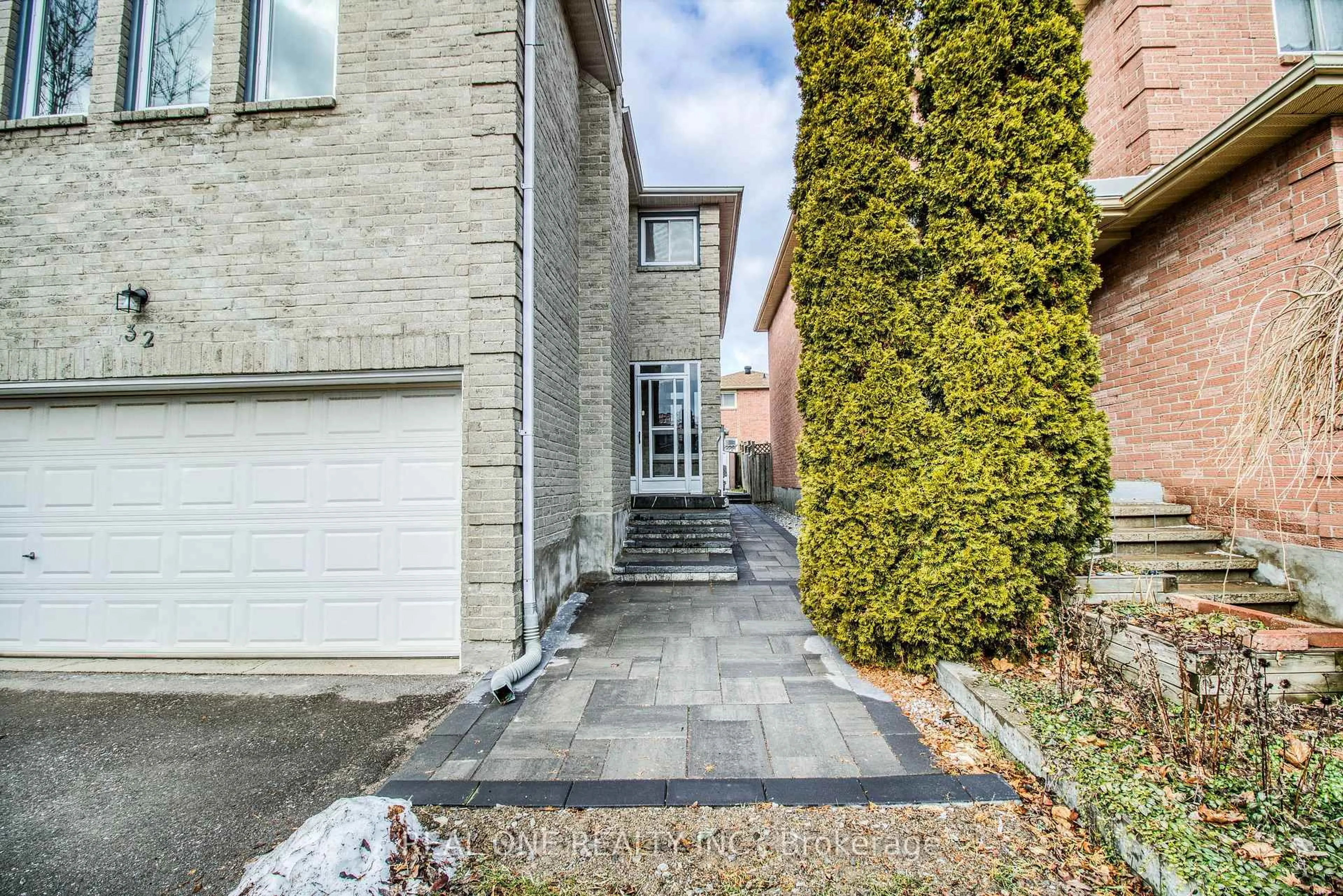 Home with brick exterior material, street for 32 Charlton Ave, Vaughan Ontario L4J 6W3