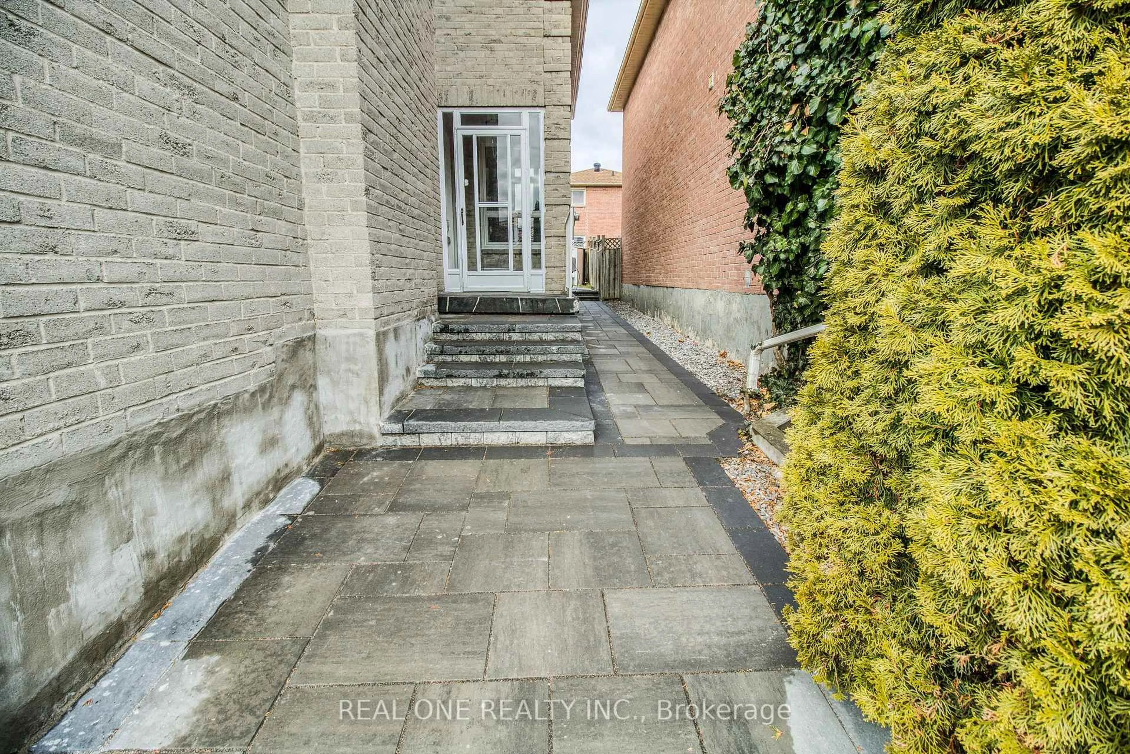 Unknown for 32 Charlton Ave, Vaughan Ontario L4J 6W3
