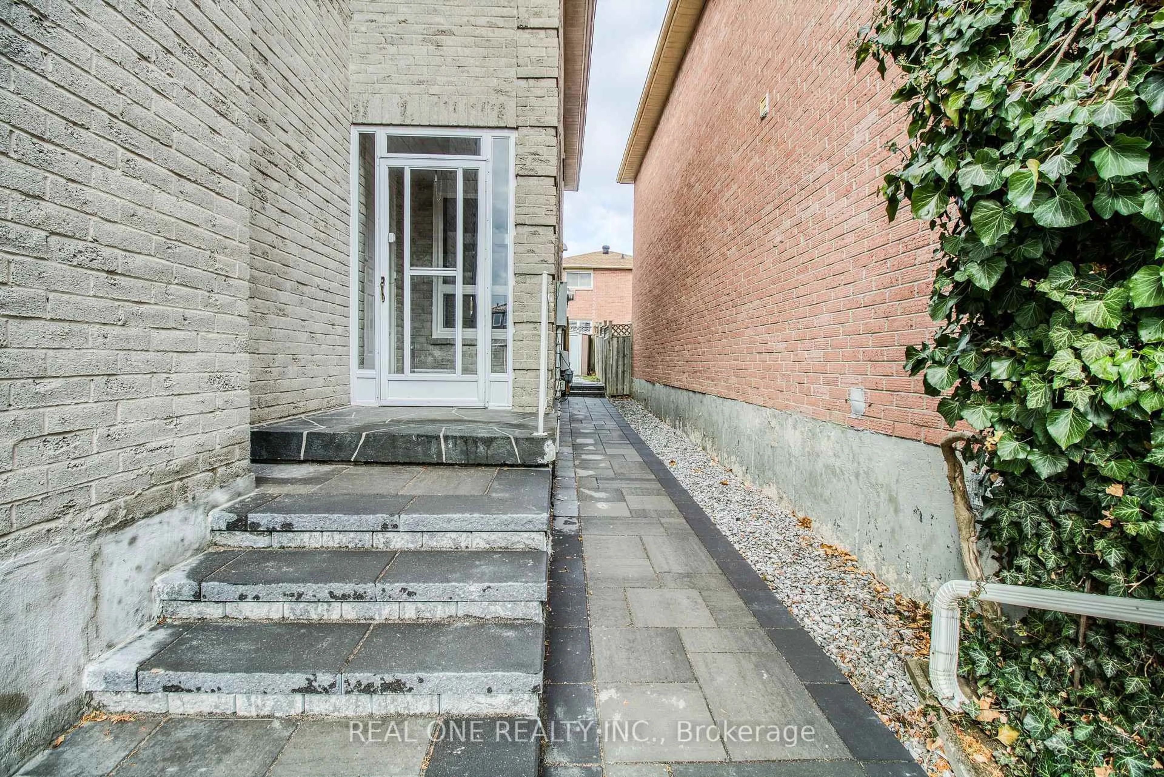 Unknown for 32 Charlton Ave, Vaughan Ontario L4J 6W3