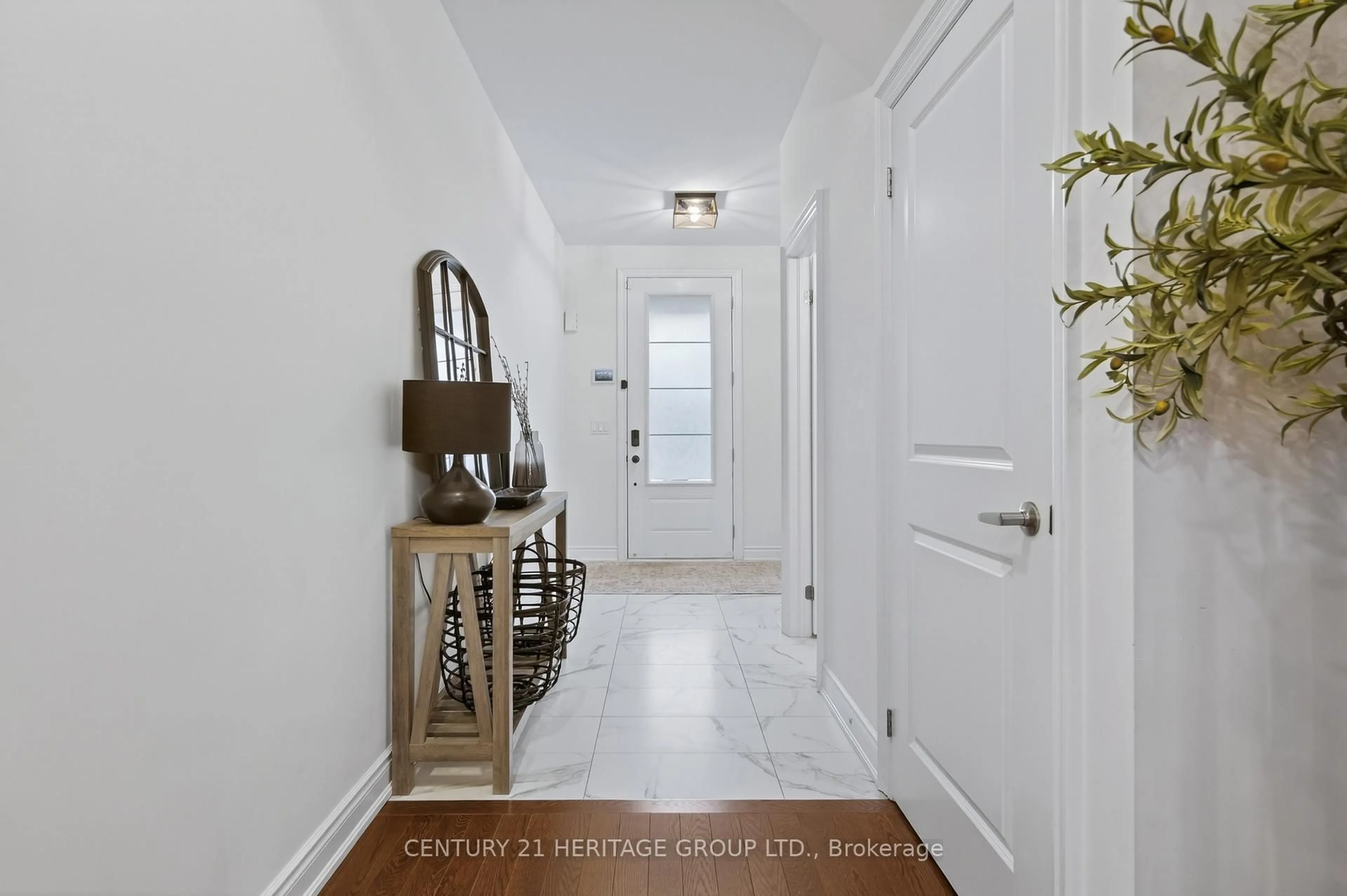 Indoor entryway for 1965 Boyes St, Innisfil Ontario L9S 0P2