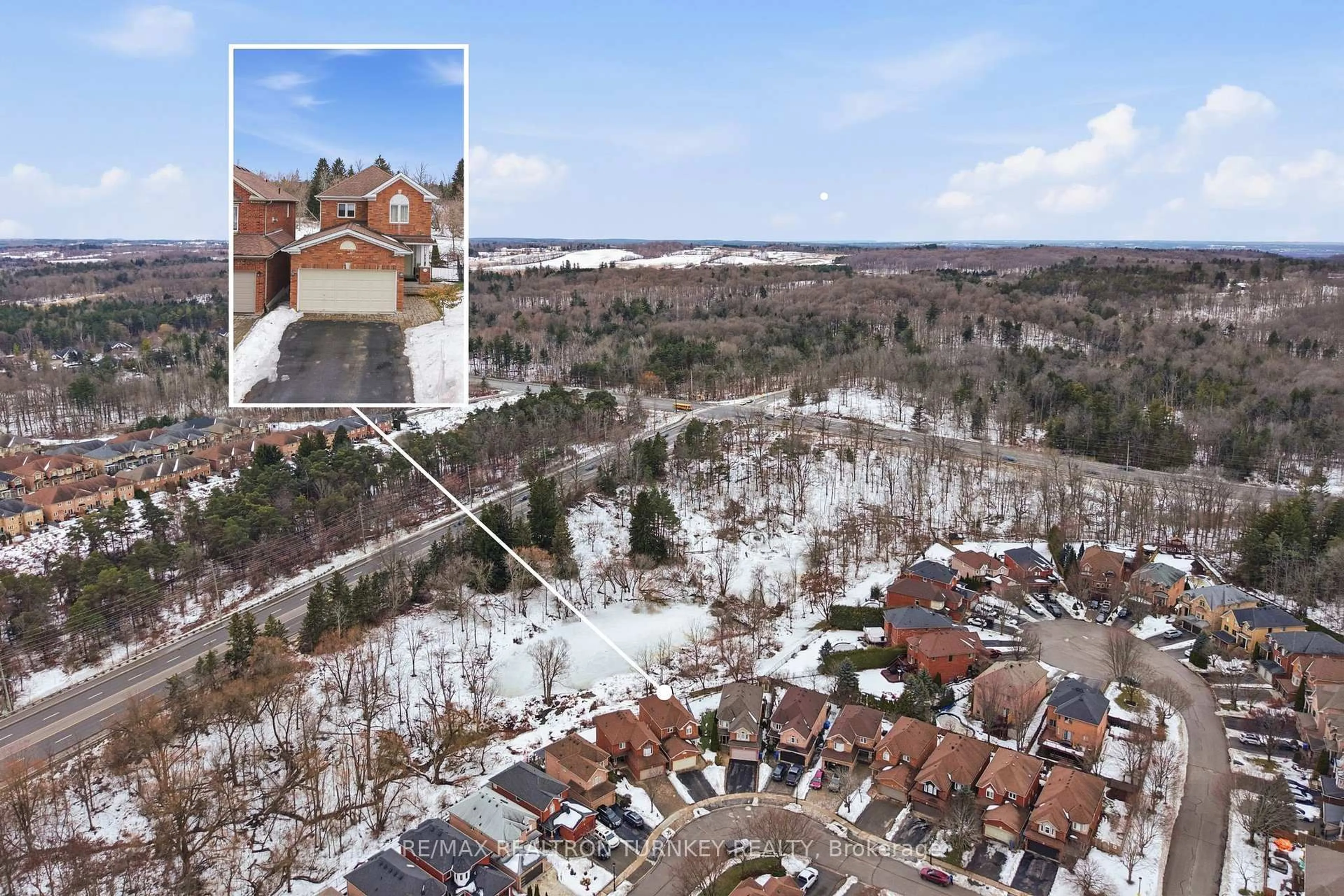 A pic from outside/outdoor area/front of a property/back of a property/a pic from drone, unknown for 423 Hewitt Circ, Newmarket Ontario L3X 2L9