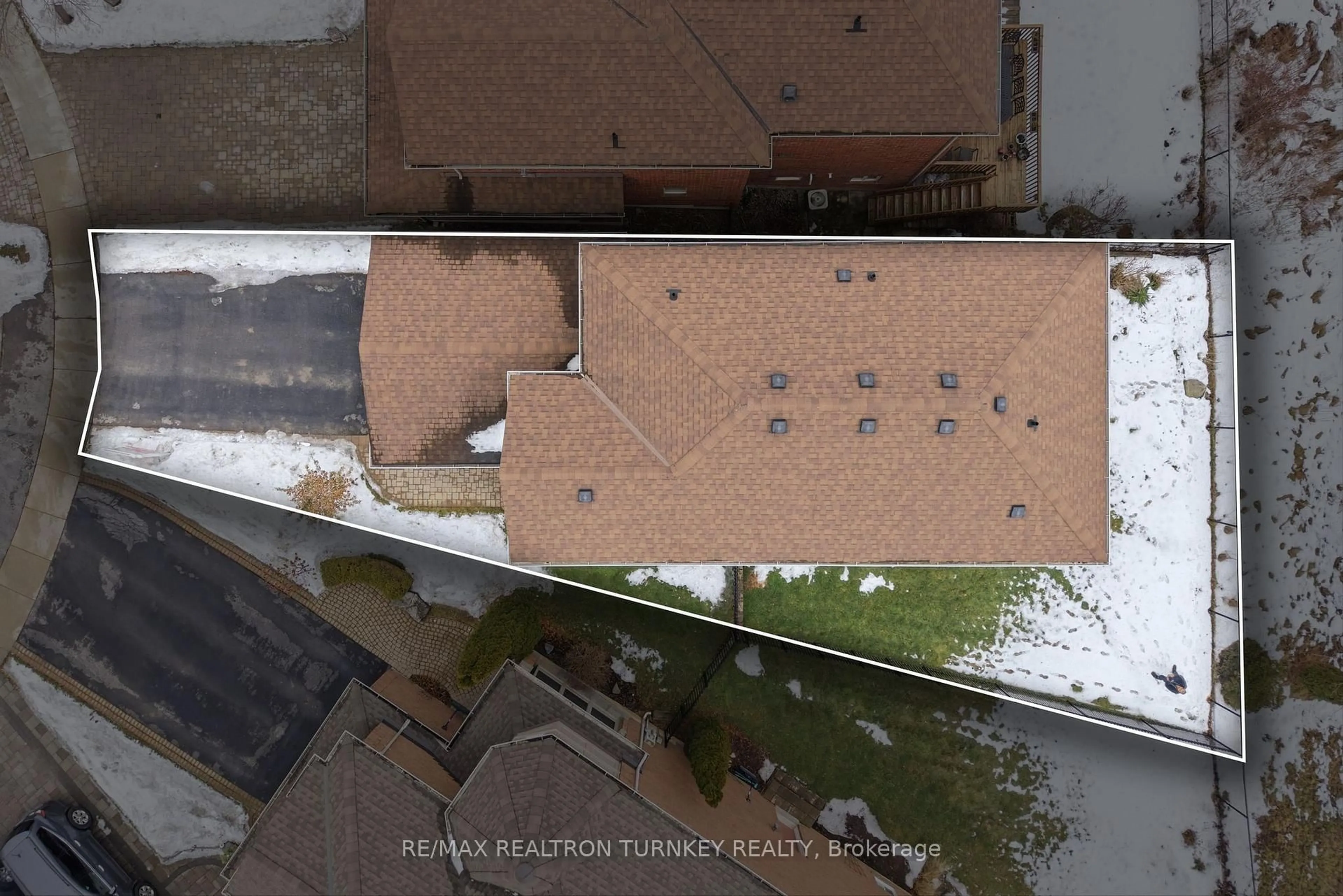 A pic from outside/outdoor area/front of a property/back of a property/a pic from drone, building for 423 Hewitt Circ, Newmarket Ontario L3X 2L9