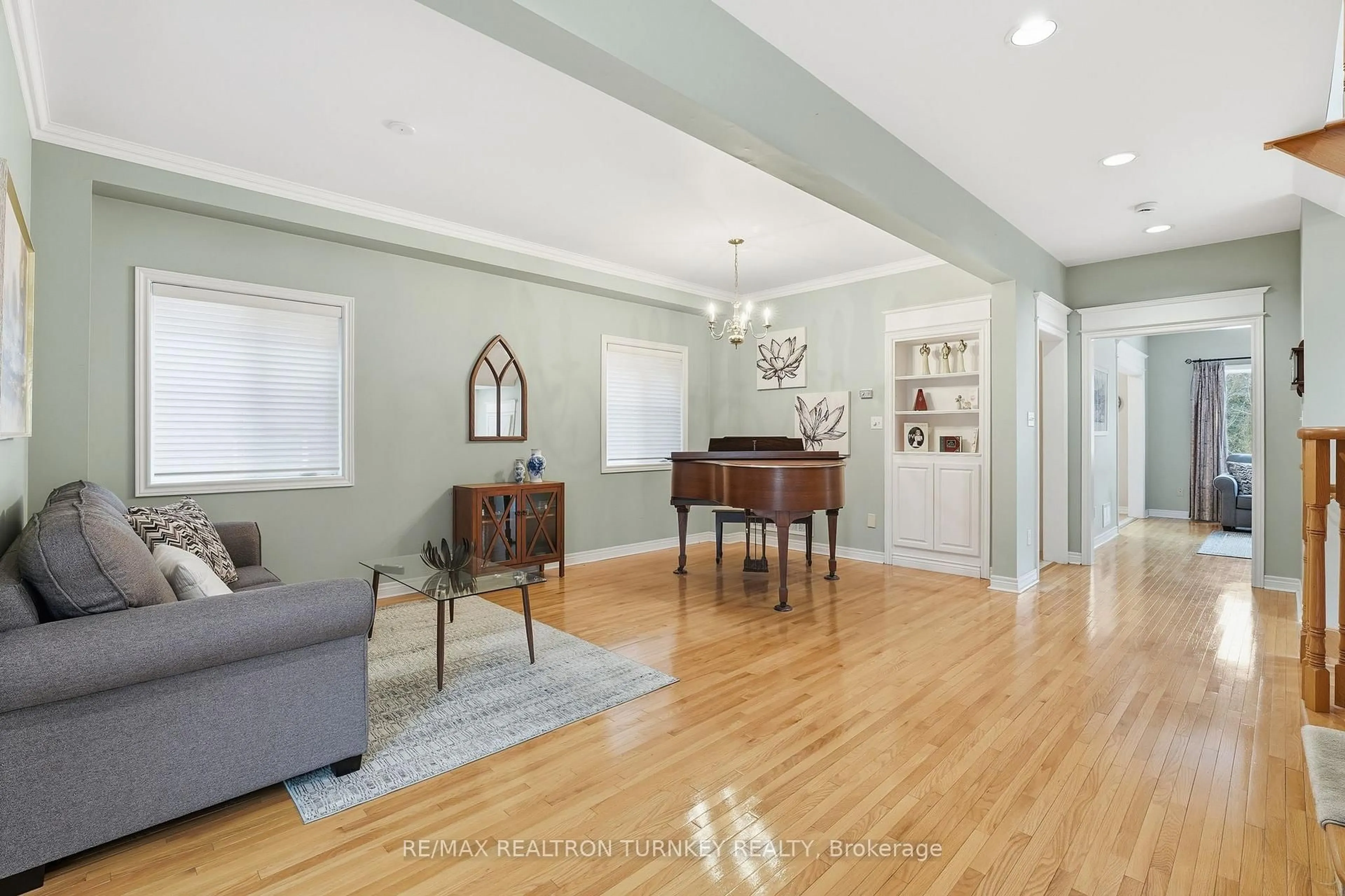 Living room with furniture, unknown for 423 Hewitt Circ, Newmarket Ontario L3X 2L9