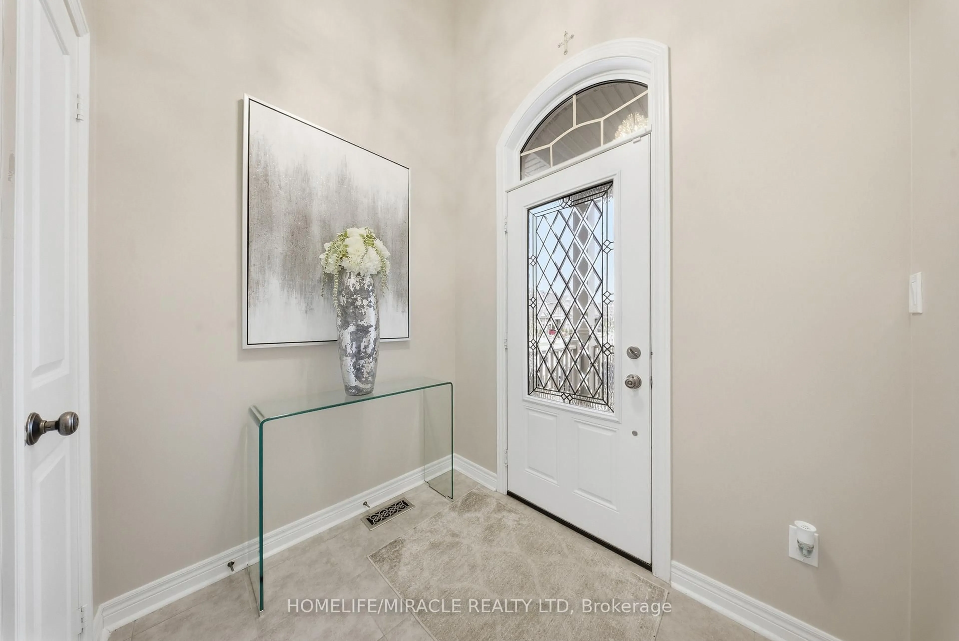Indoor entryway for 79 Willoughby Way, New Tecumseth Ontario L9R 0P4