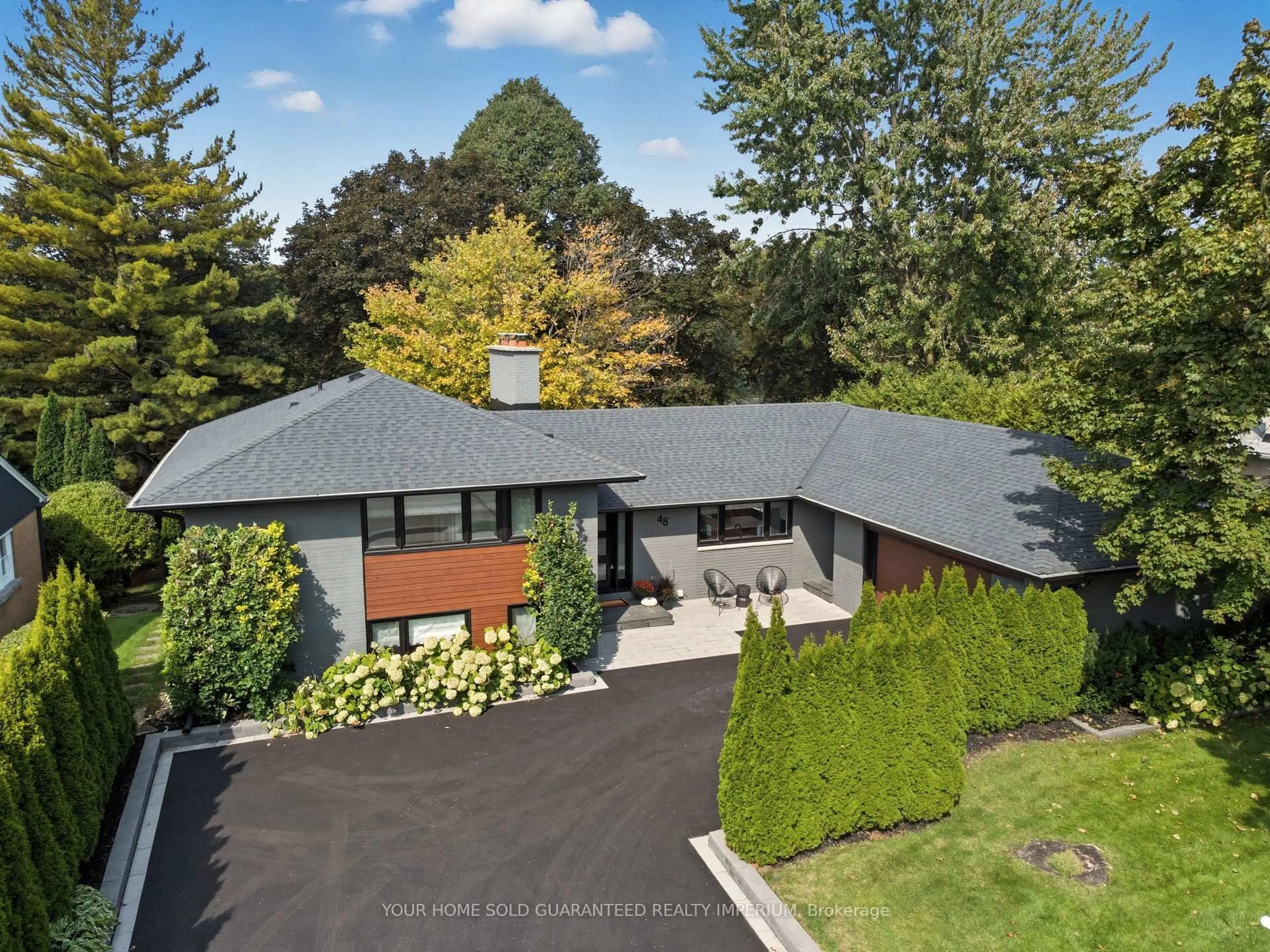 A pic from outside/outdoor area/front of a property/back of a property/a pic from drone, street for 48 Royal Rd, Aurora Ontario L4G 1A9