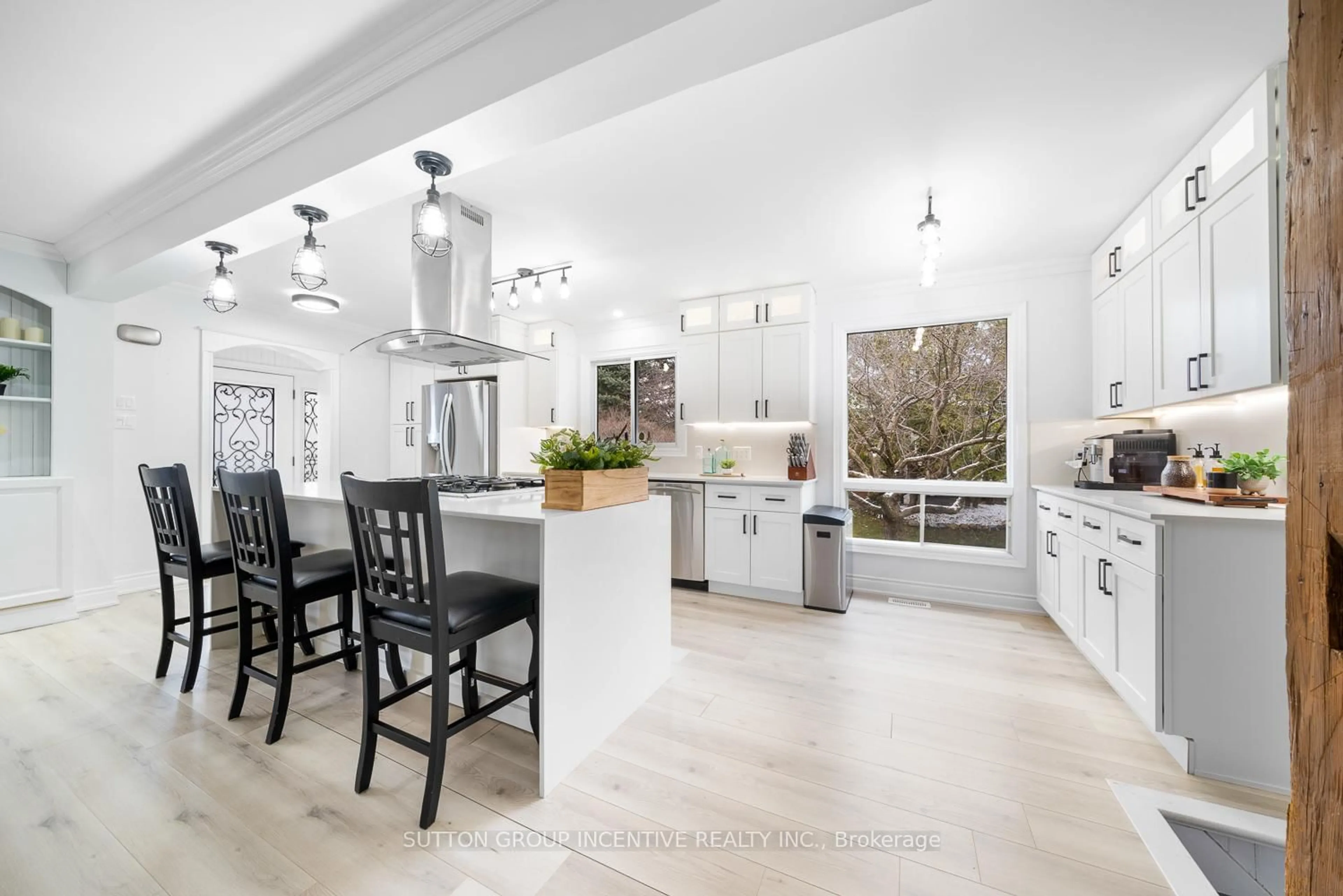 Open concept kitchen, ceramic/tile floor for 2035 Craig Rd, Innisfil Ontario L9S 1T2