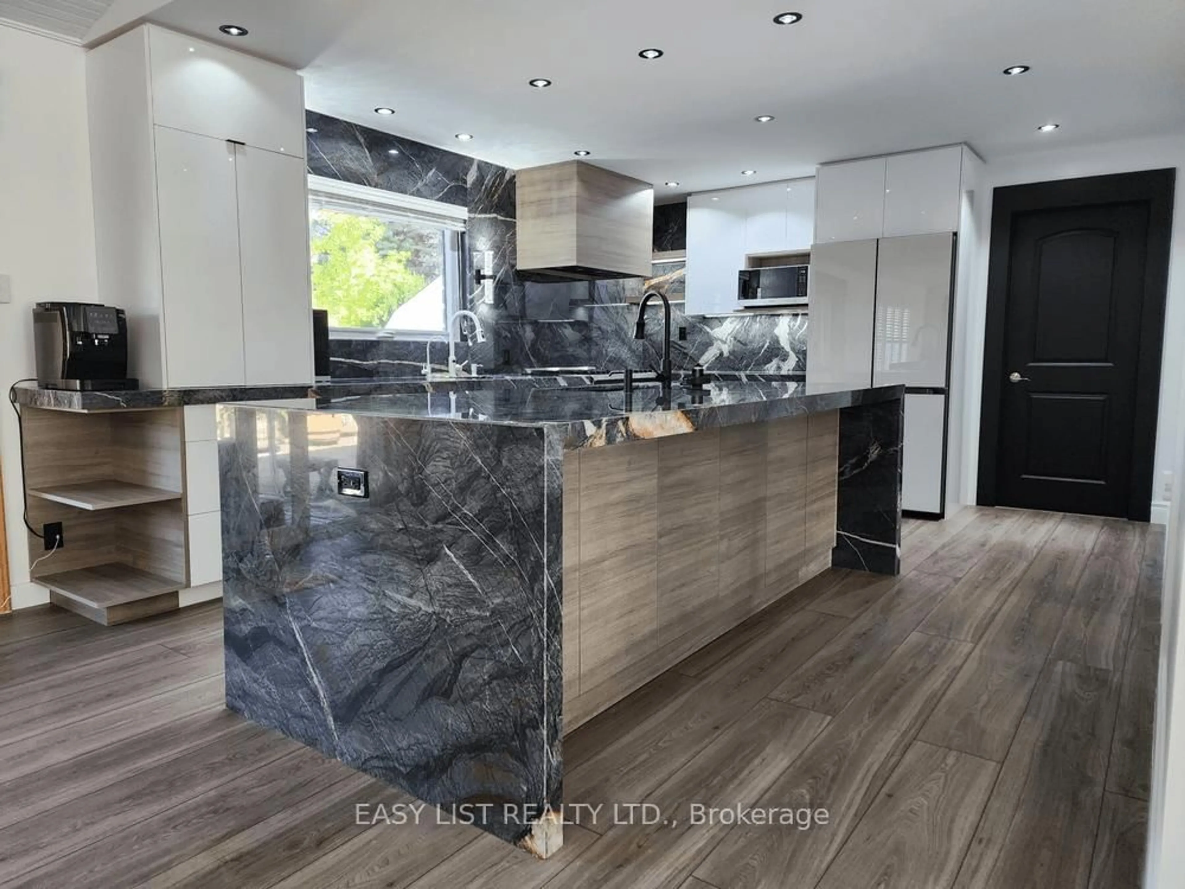 Contemporary kitchen, ceramic/tile floor for 48 Mill Run Gate, Uxbridge Ontario L9P 1R1