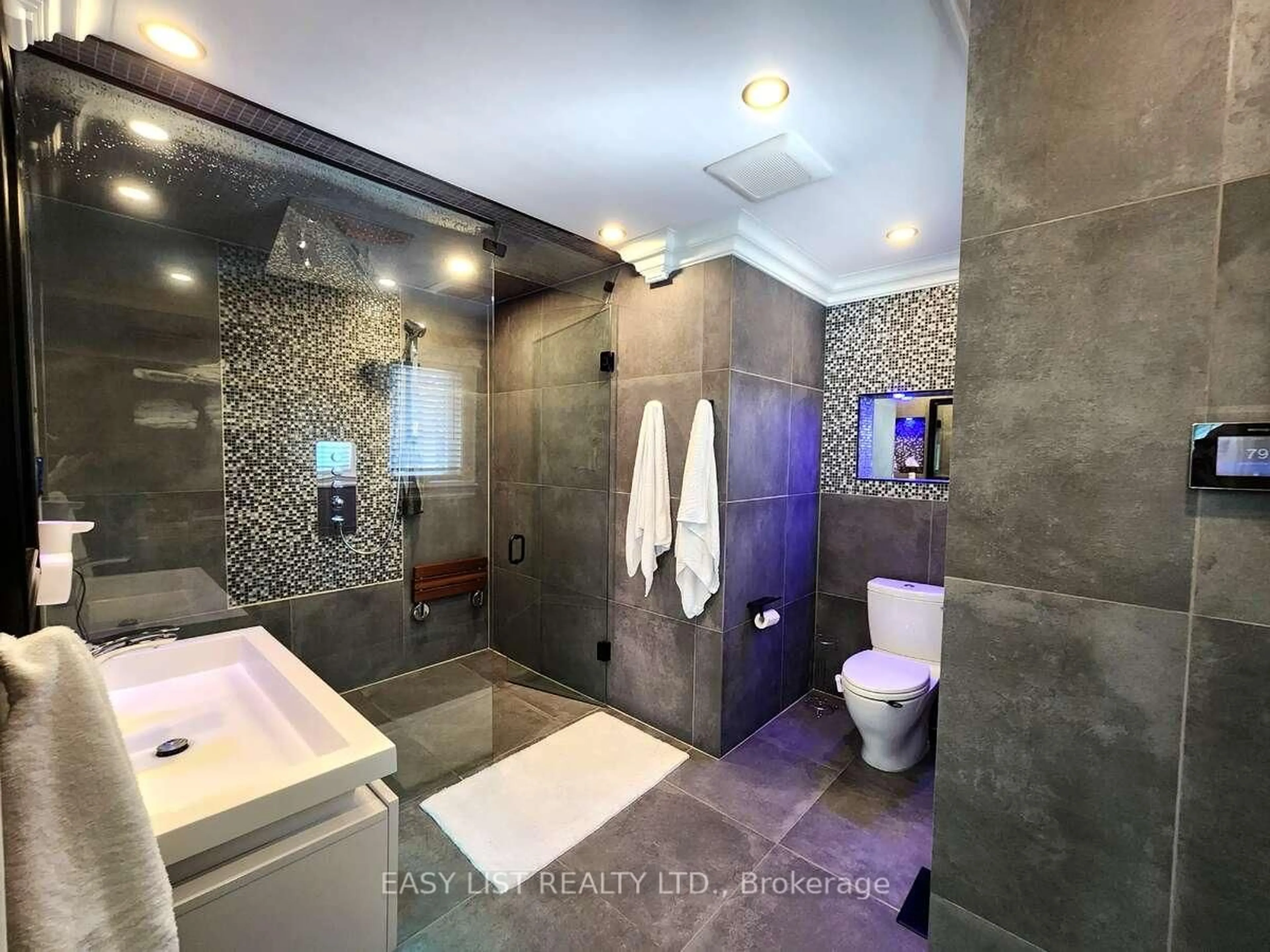 Contemporary bathroom, ceramic/tile floor for 48 Mill Run Gate, Uxbridge Ontario L9P 1R1