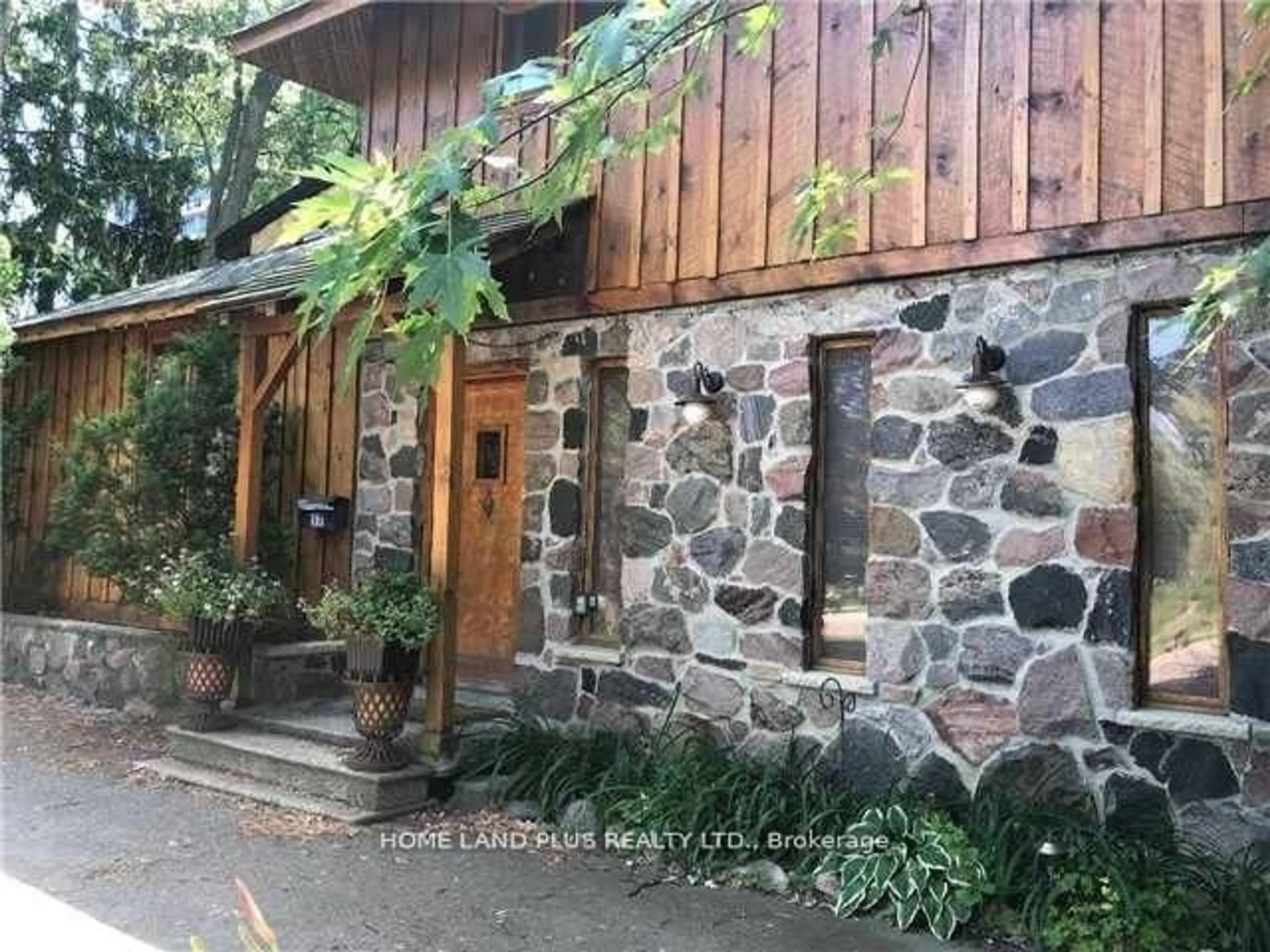 Patio, unknown for 17 Yongehurst Rd, Richmond Hill Ontario L4C 3T3