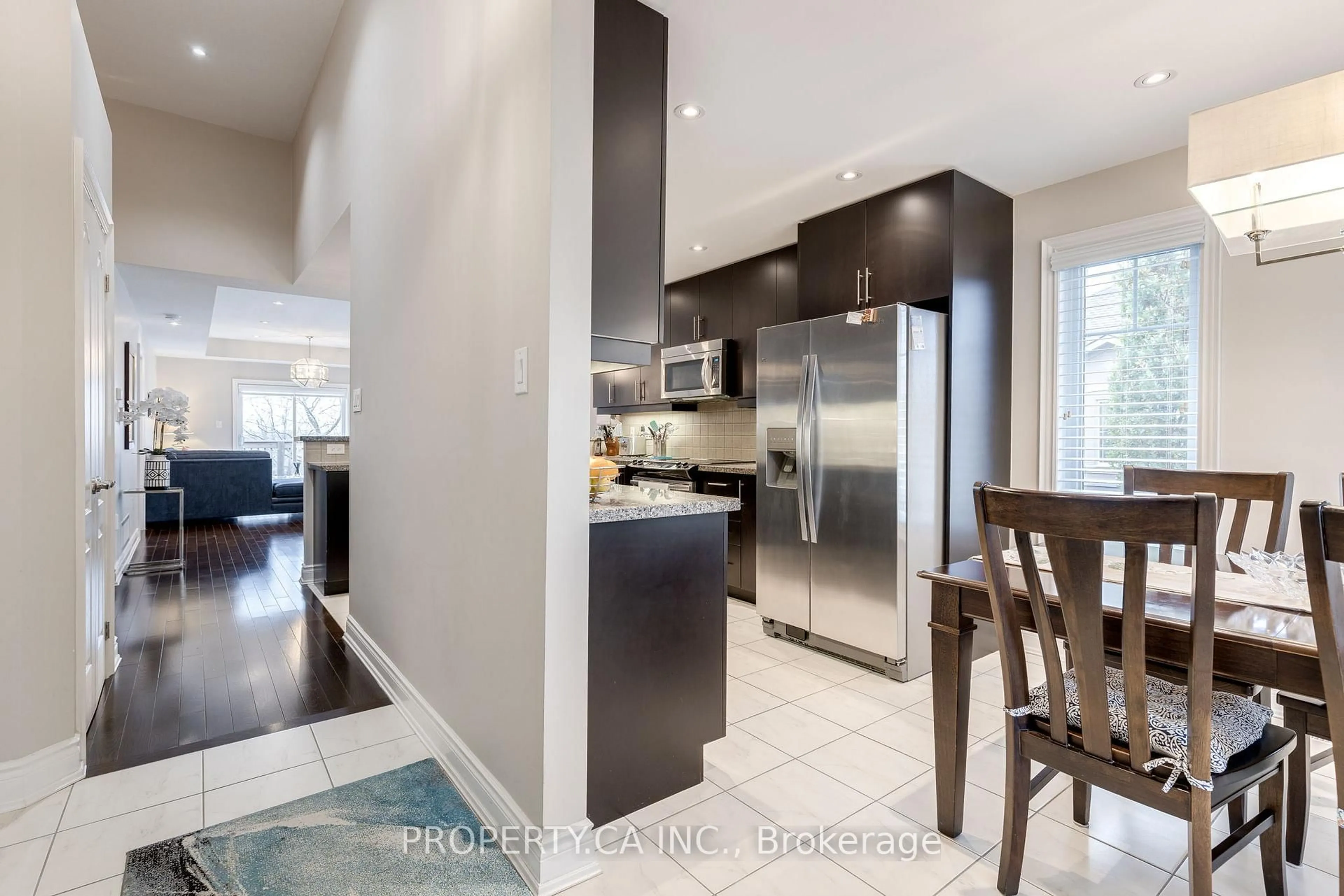 Open concept kitchen, ceramic/tile floor for 204 Ridge Way, New Tecumseth Ontario L9R 0K5