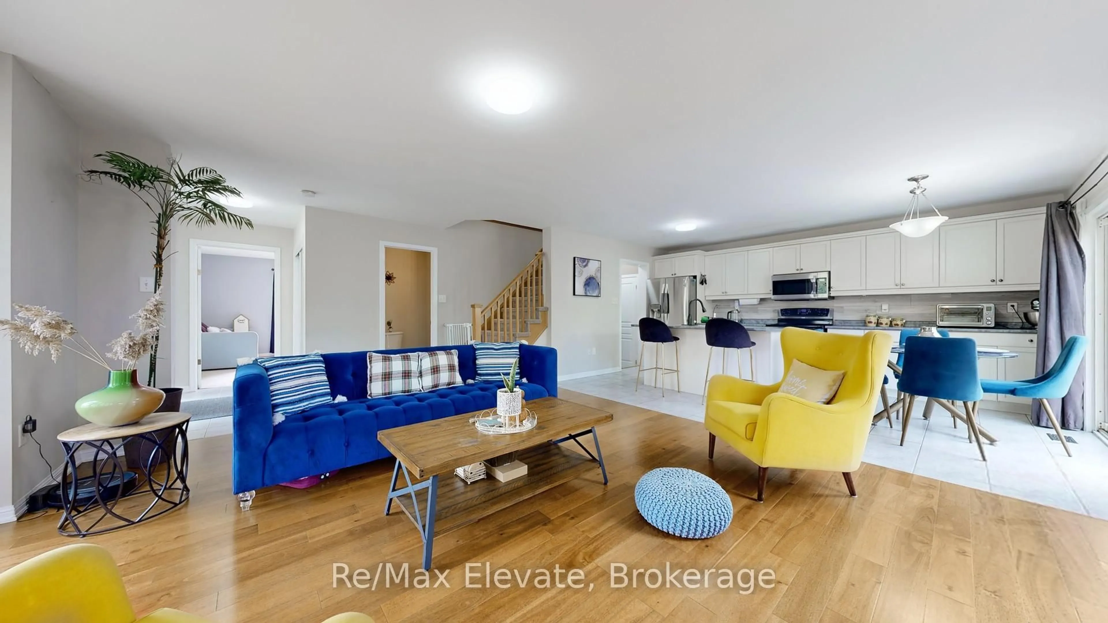 Living room with furniture, unknown for 44 Callander Cres, New Tecumseth Ontario L9R 0B4