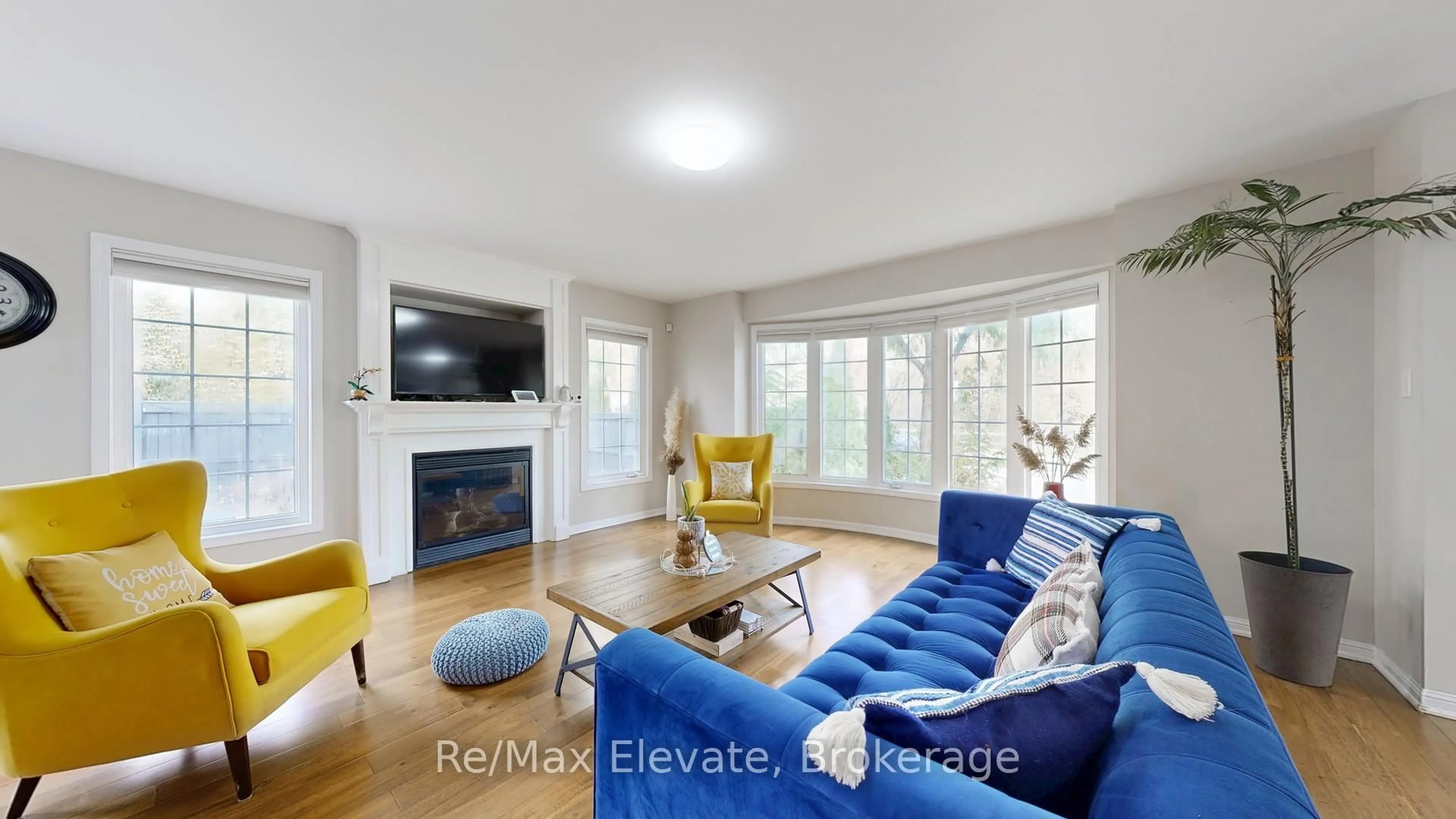 Living room with furniture, unknown for 44 Callander Cres, New Tecumseth Ontario L9R 0B4