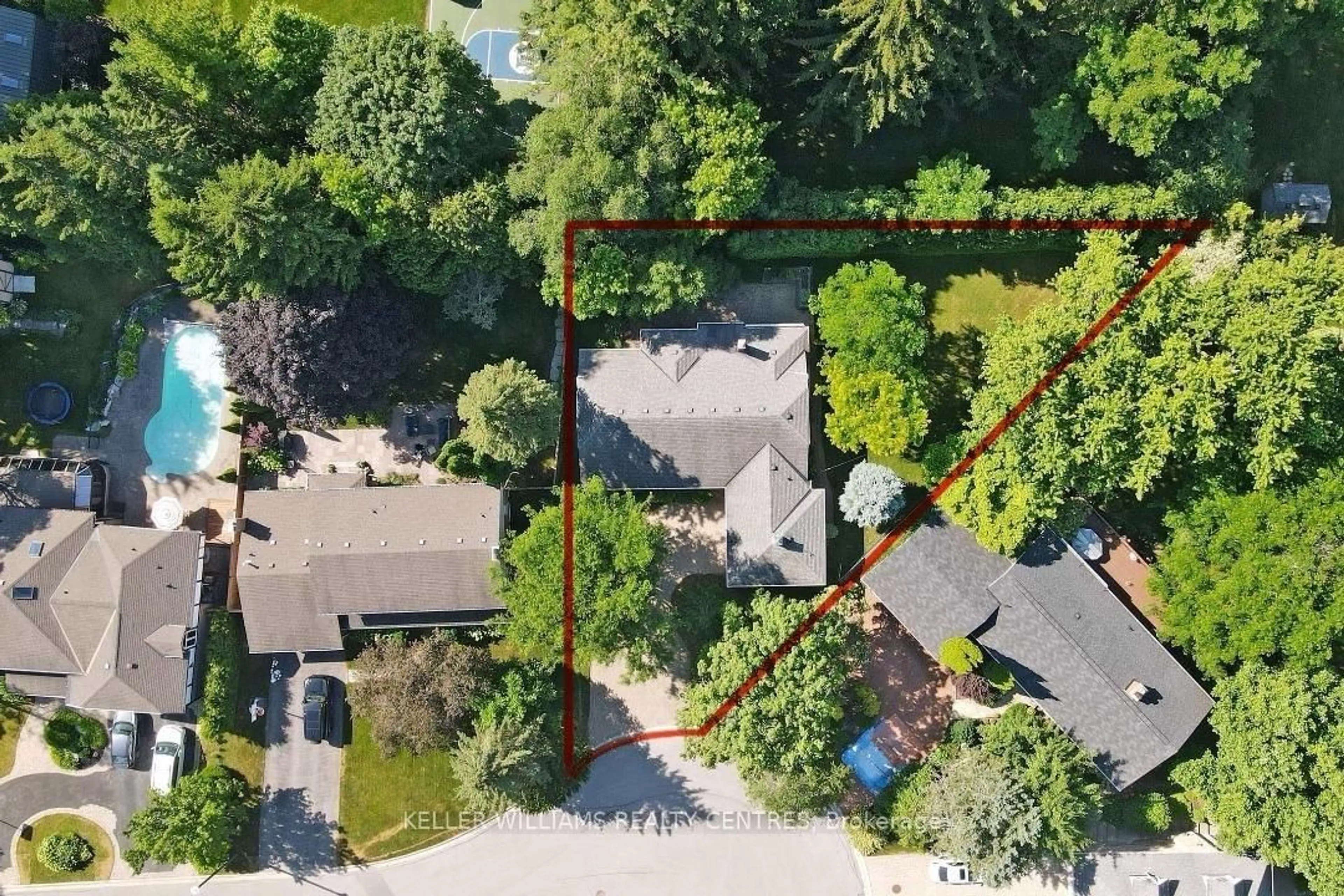 A pic from outside/outdoor area/front of a property/back of a property/a pic from drone, street for 27 Hawthorne Lane, Aurora Ontario L4G 3K8