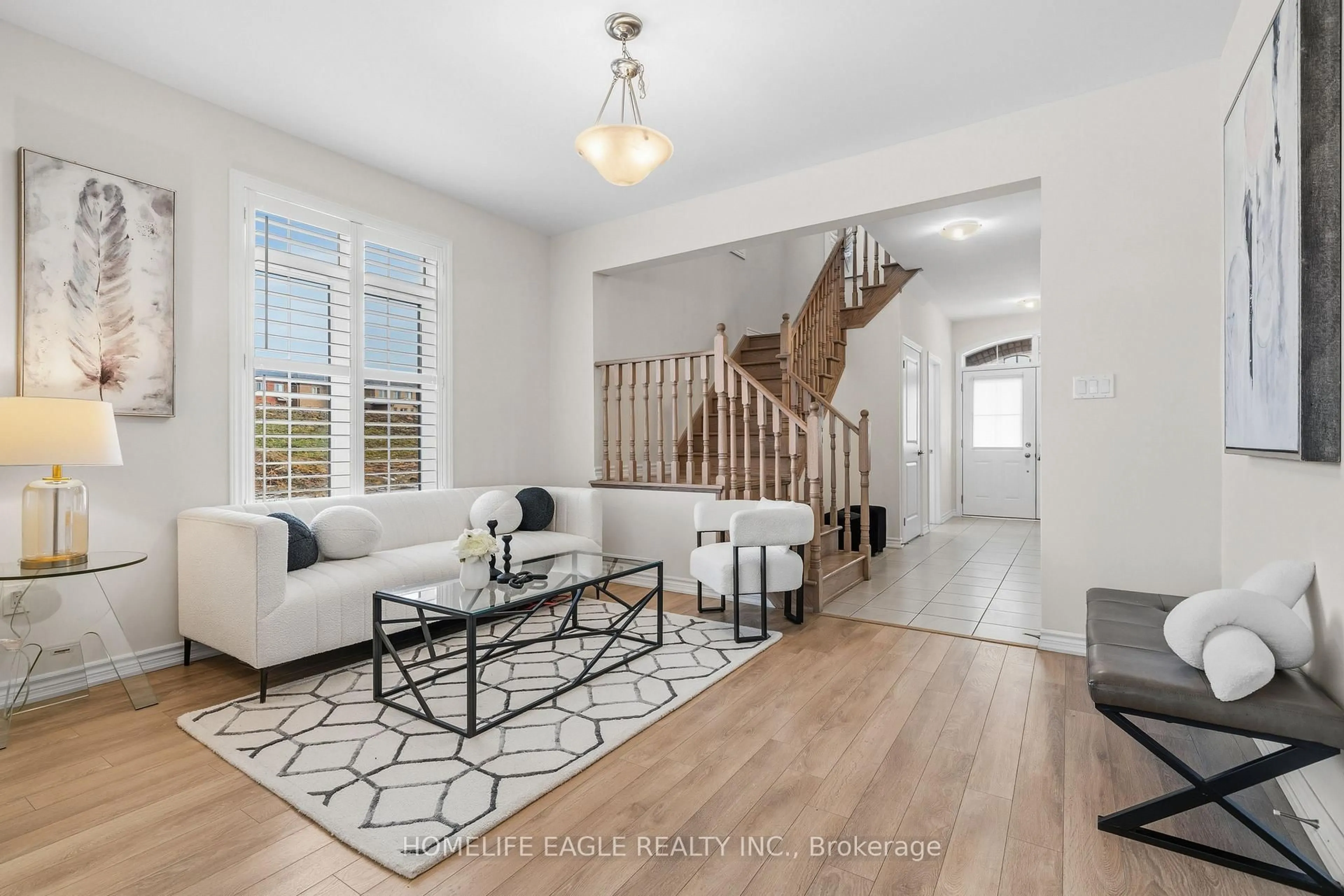 Living room with furniture, unknown for 20 Viola St, East Gwillimbury Ontario L9N 0T6