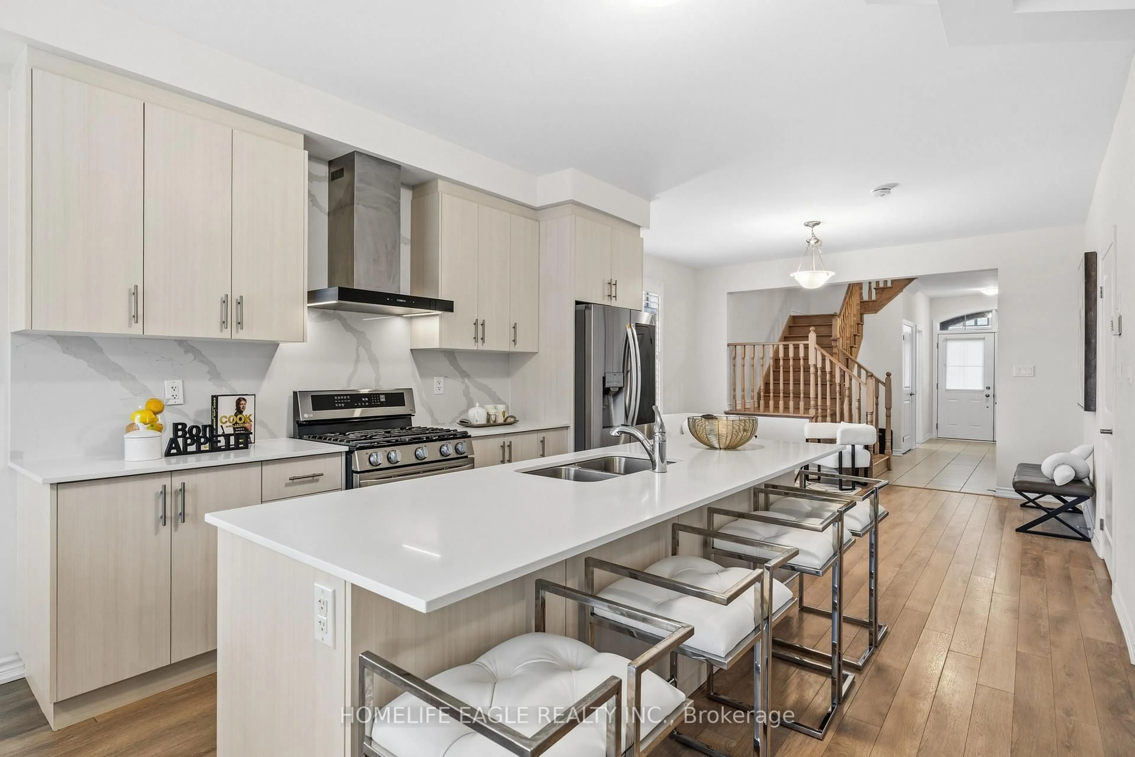 Open concept kitchen, ceramic/tile floor for 20 Viola St, East Gwillimbury Ontario L9N 0T6