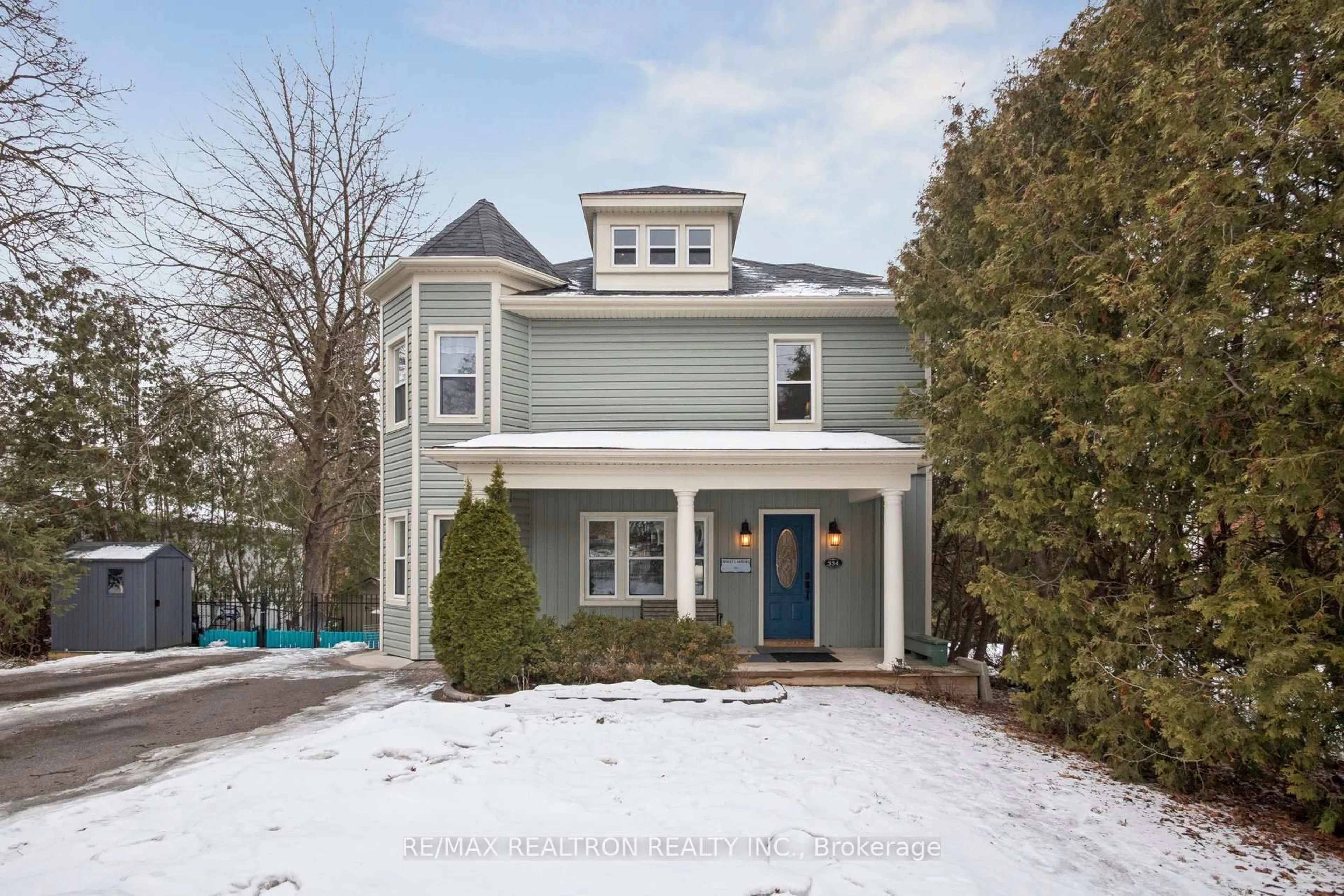 Home with vinyl exterior material, street for 334 Prospect St, Newmarket Ontario L3Y 3V4