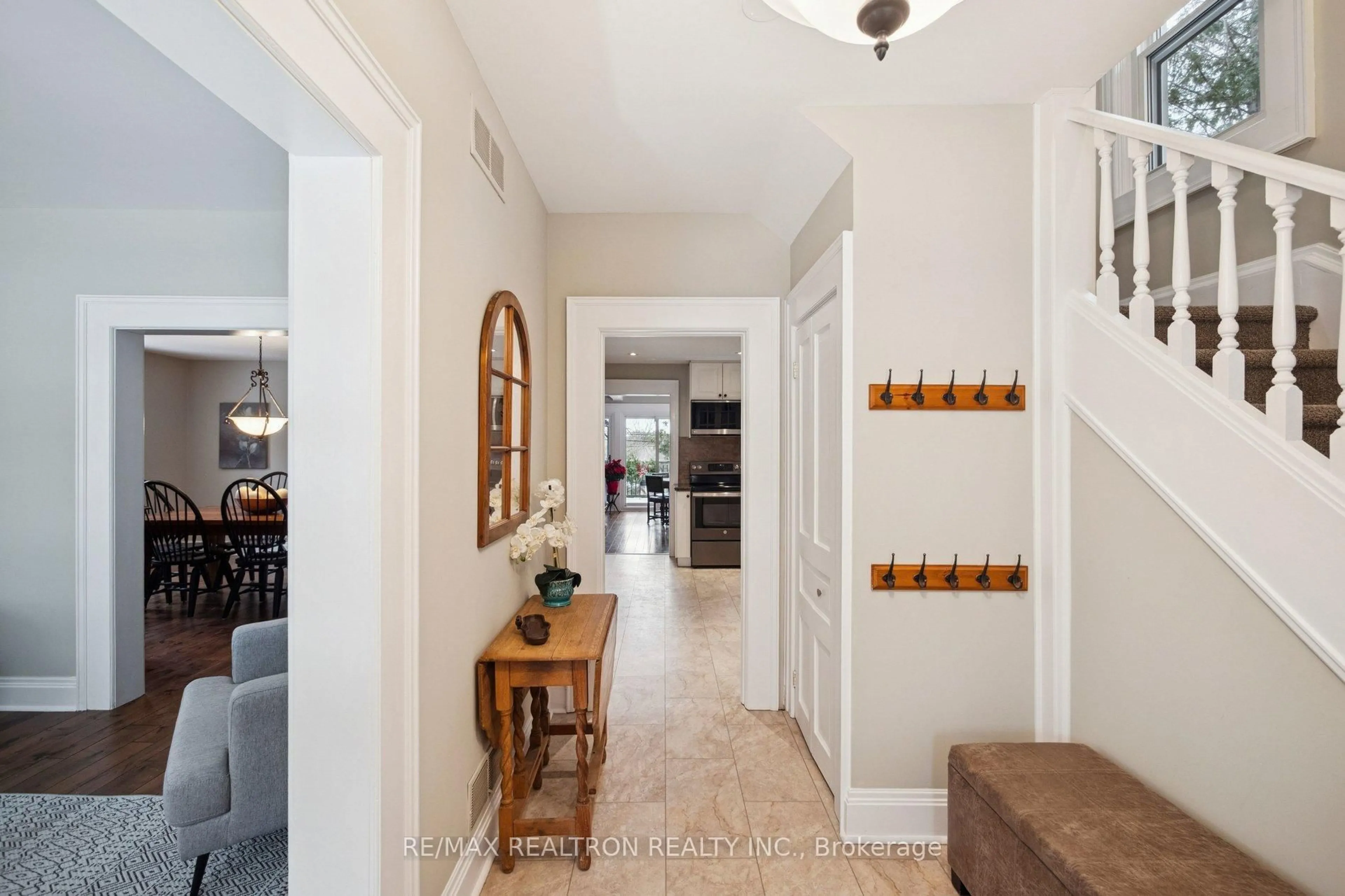 Indoor entryway for 334 Prospect St, Newmarket Ontario L3Y 3V4