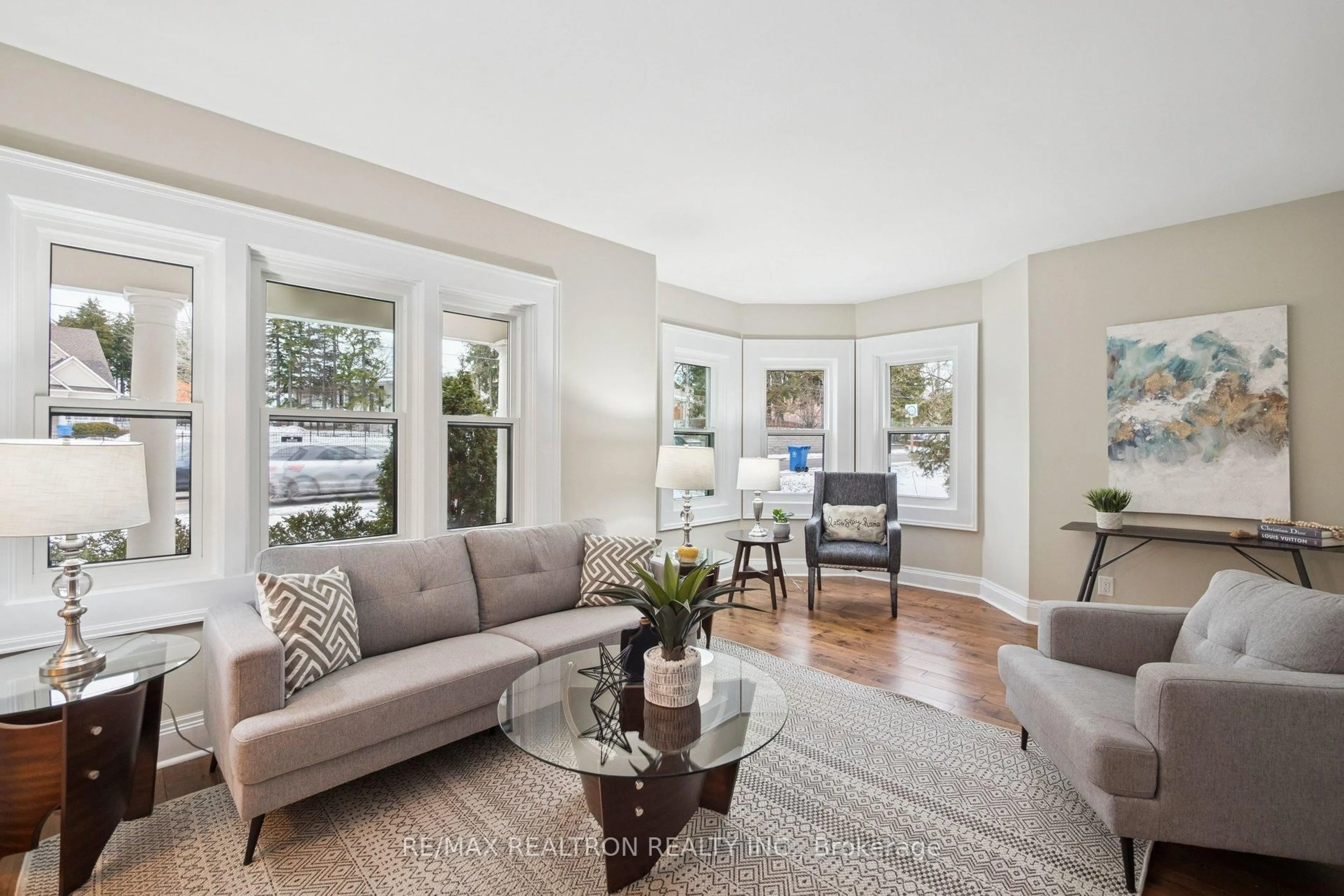 Living room with furniture, unknown for 334 Prospect St, Newmarket Ontario L3Y 3V4