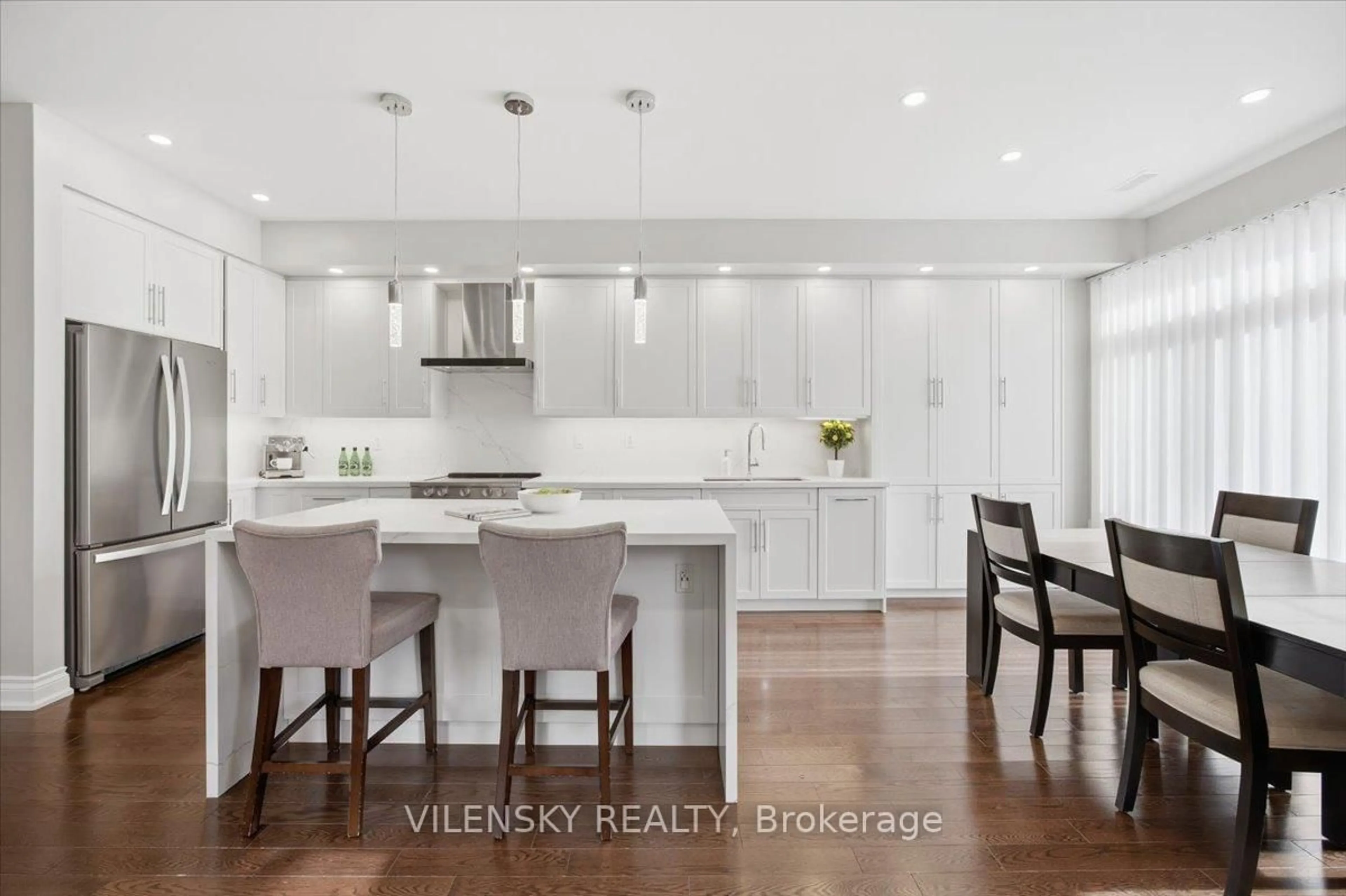 Contemporary kitchen, unknown for 41 Mack Clement Lane, Richmond Hill Ontario L4S 0G2