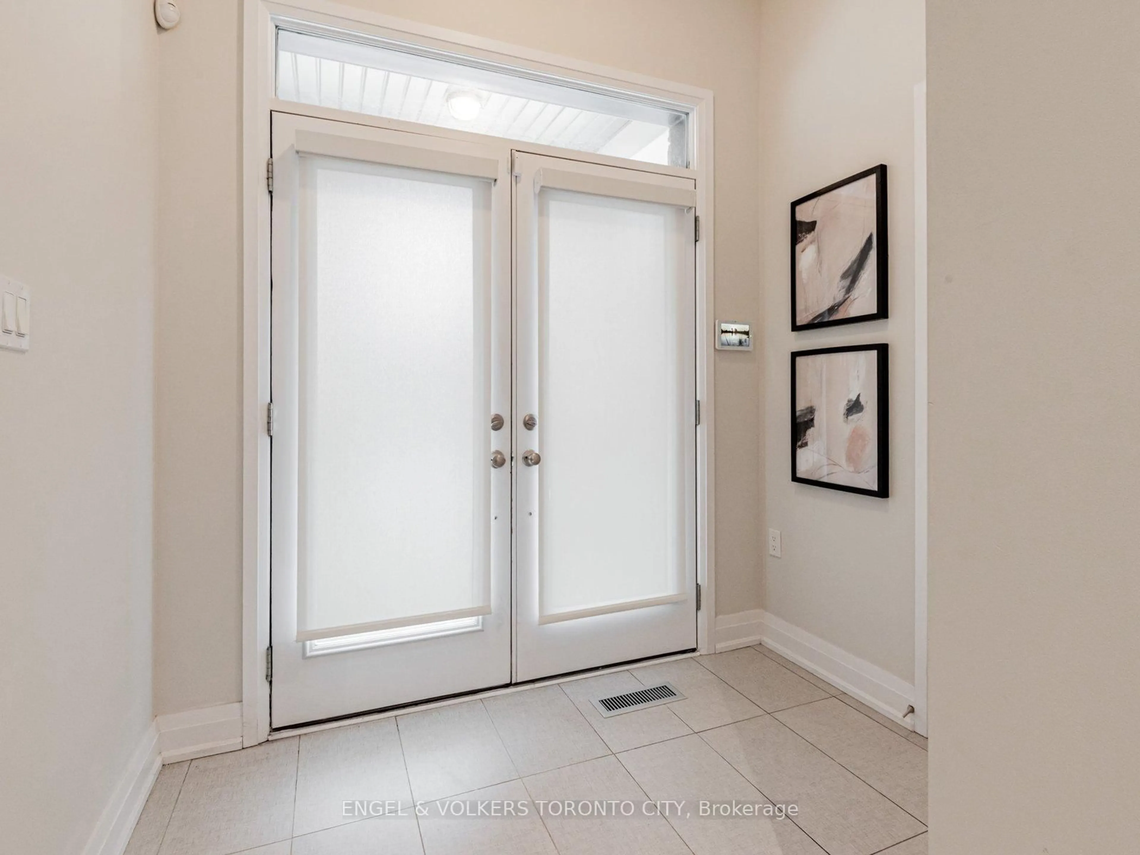 Indoor entryway for 56 Hiawatha Crt, Vaughan Ontario L4L 0J2