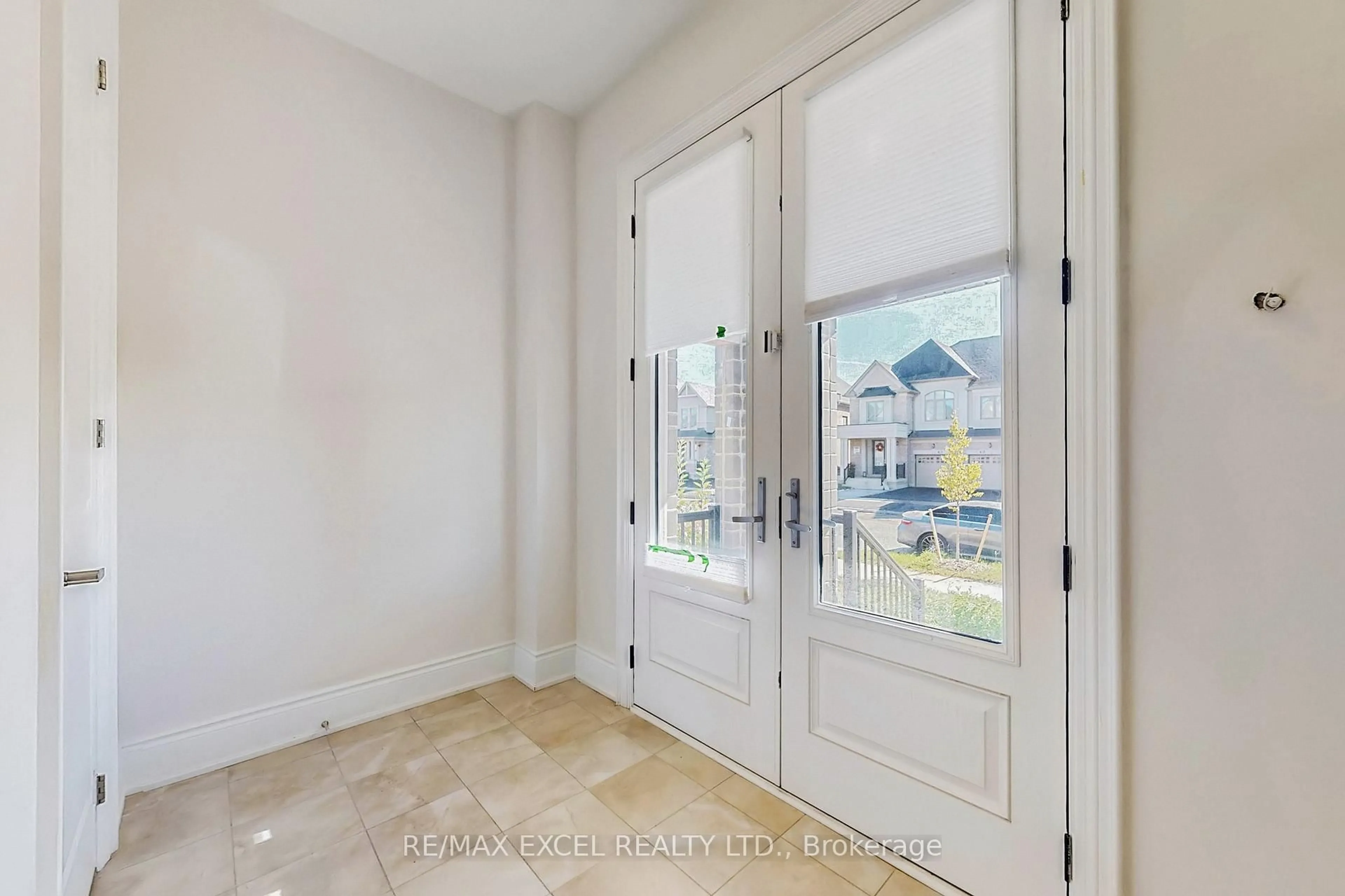 Indoor entryway for 151 Silk Twist Dr, East Gwillimbury Ontario L9N 0V7