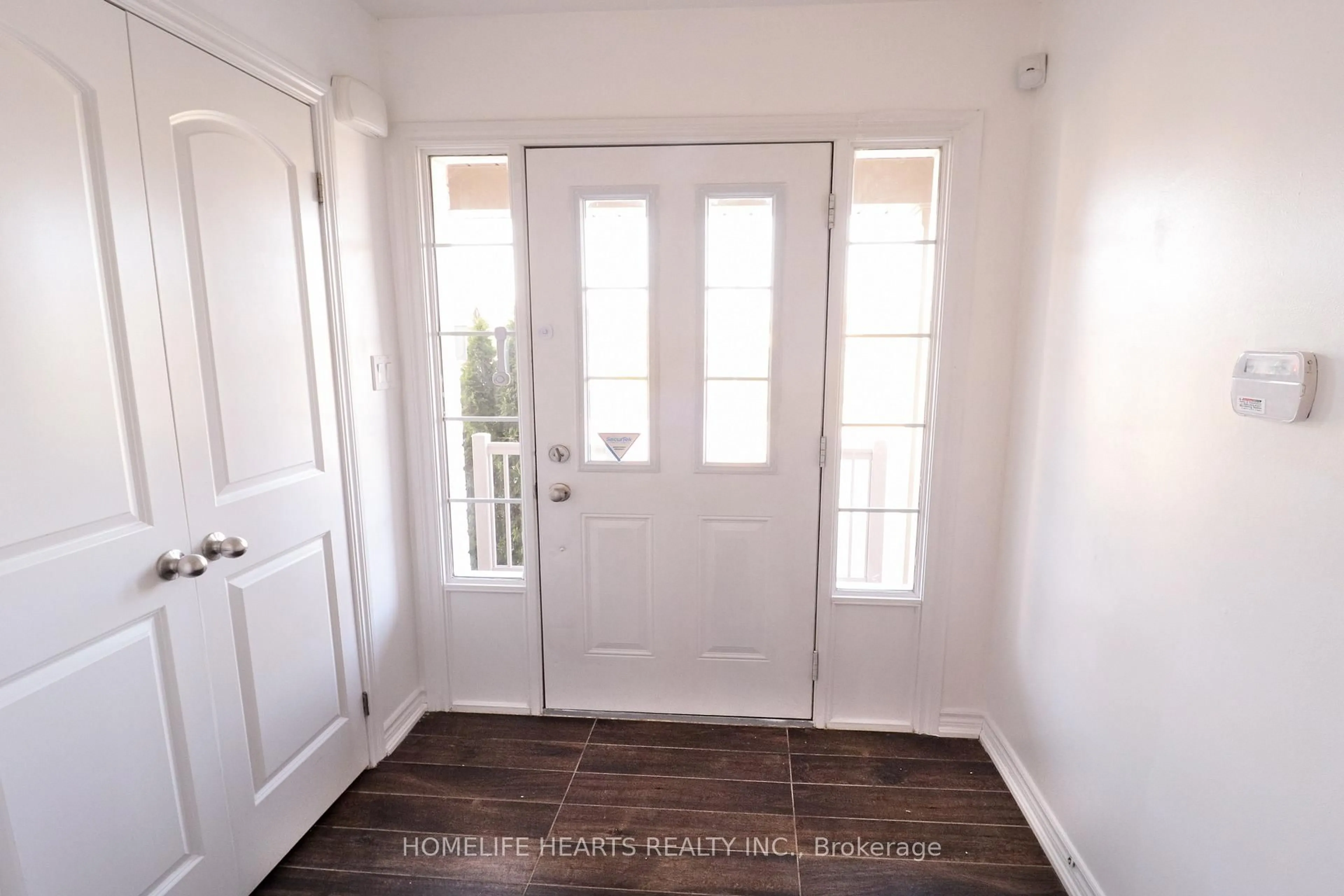 Indoor entryway for 67 Wyndham Circ, Georgina Ontario L0E 1R0