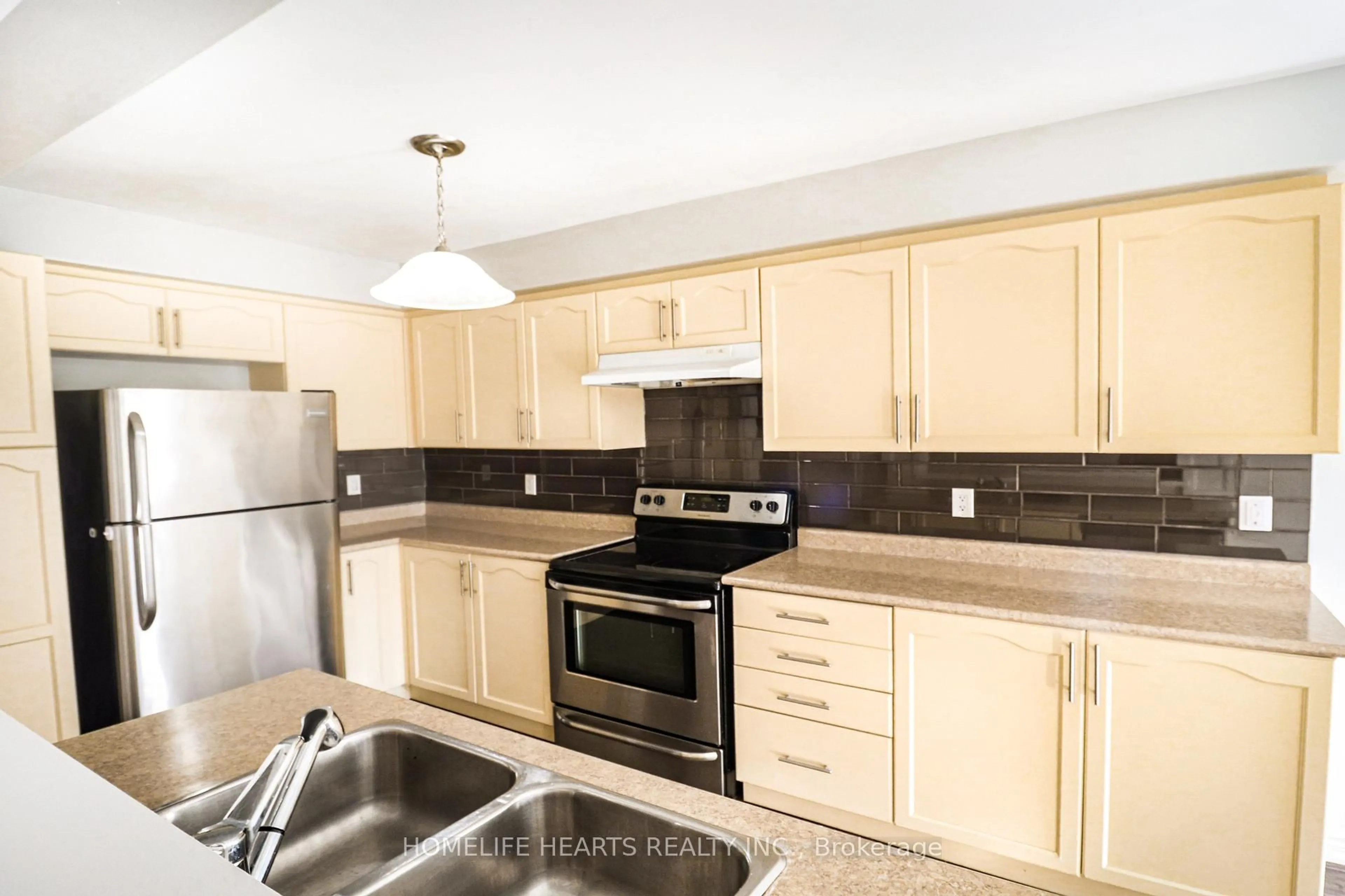 Standard kitchen, ceramic/tile floor for 67 Wyndham Circ, Georgina Ontario L0E 1R0