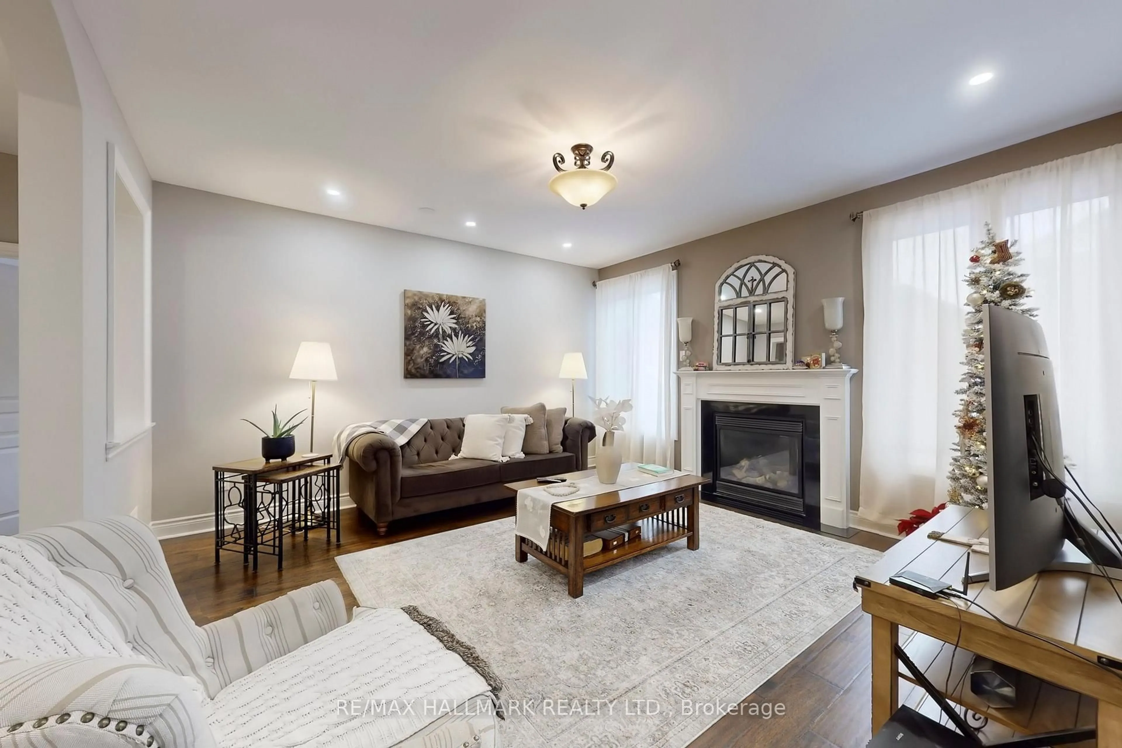 Living room with furniture, unknown for 192 Tonner Cres, Aurora Ontario L4G 0G8