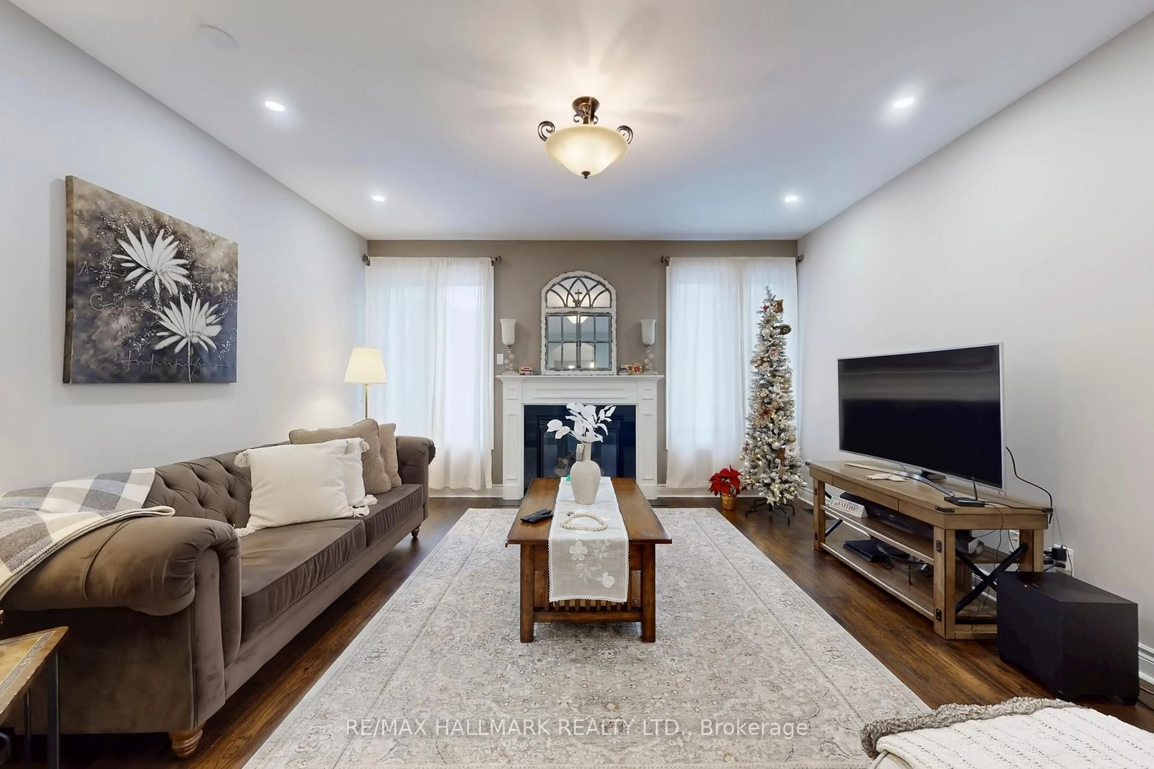 Living room with furniture, unknown for 192 Tonner Cres, Aurora Ontario L4G 0G8