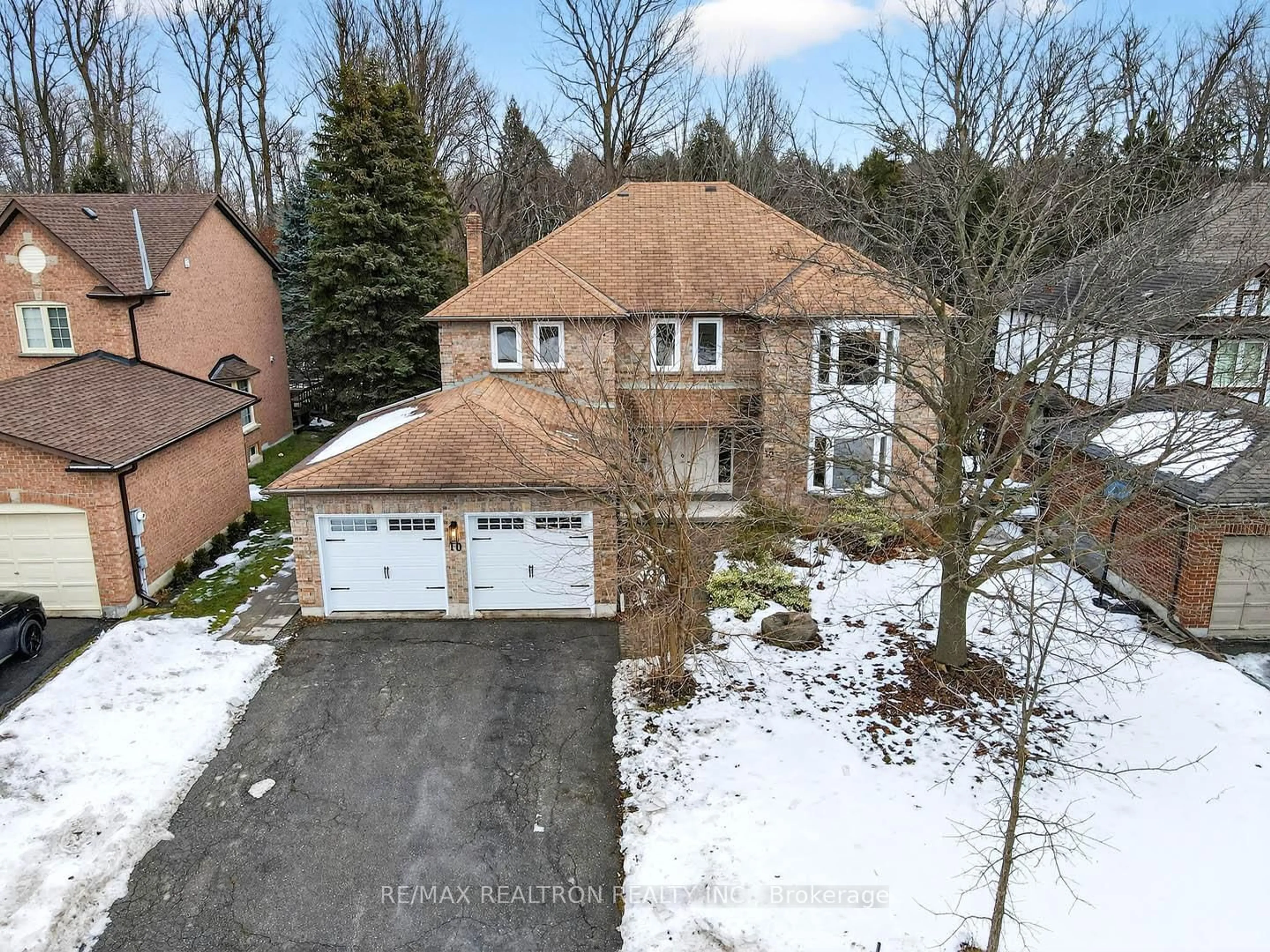 A pic from outside/outdoor area/front of a property/back of a property/a pic from drone, street for 10 Mcclenny Dr, Aurora Ontario L4G 5P9