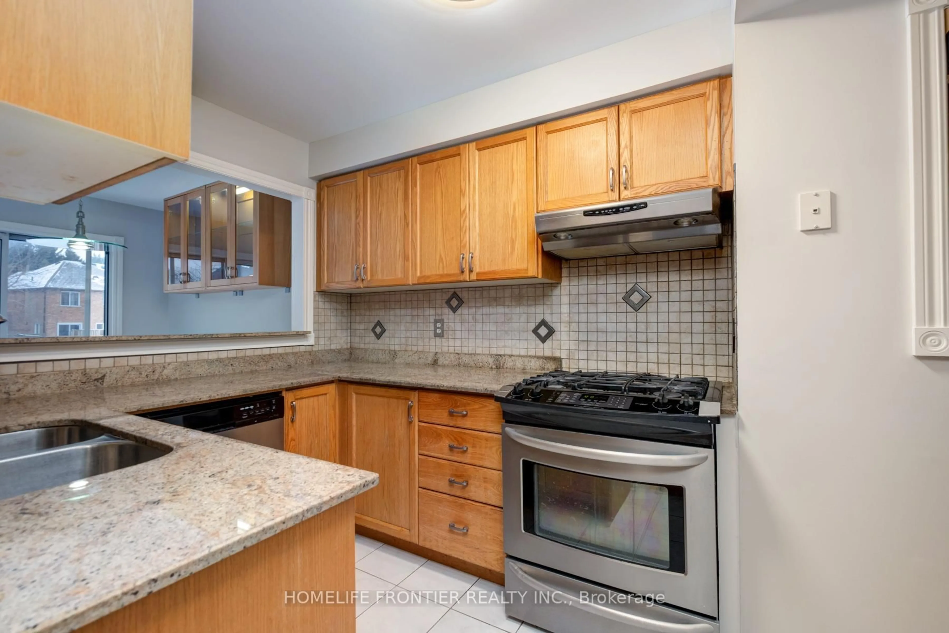 Standard kitchen, ceramic/tile floor for 247 Humberland Dr, Richmond Hill Ontario L4E 3T4