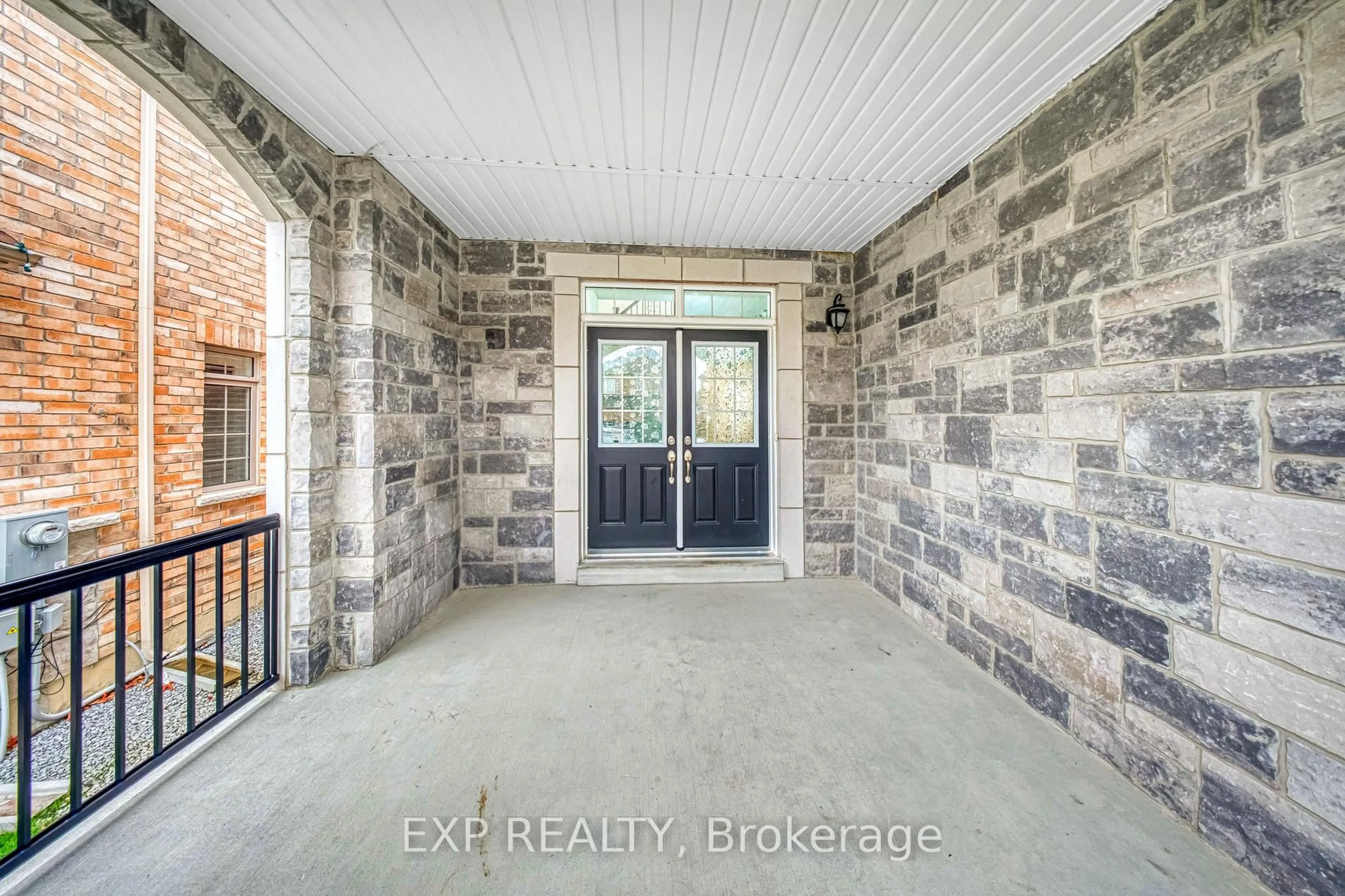 Indoor entryway for 166 Inverness Way, Bradford West Gwillimbury Ontario L3Z 2A6