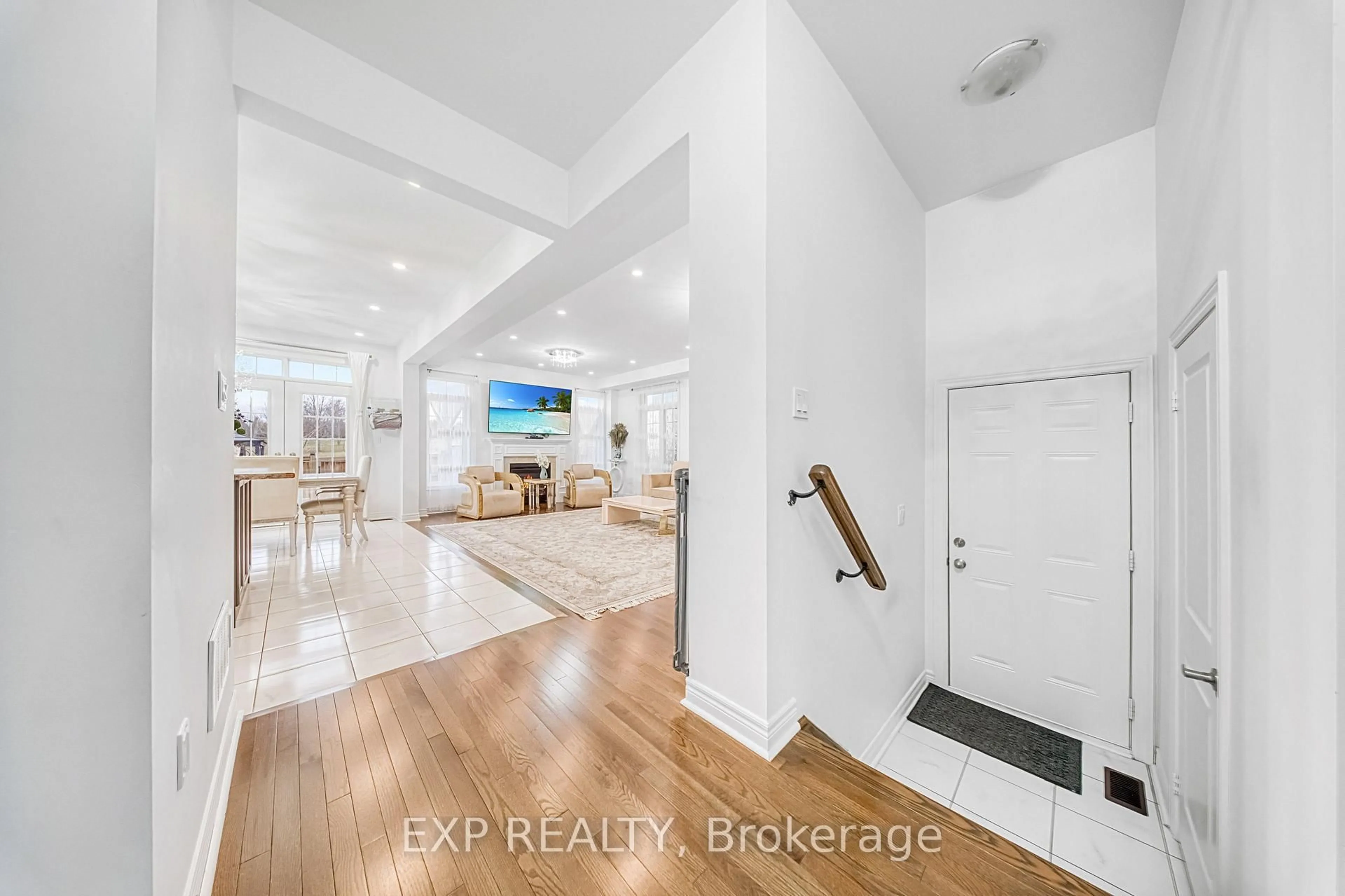 Indoor entryway for 166 Inverness Way, Bradford West Gwillimbury Ontario L3Z 2A6