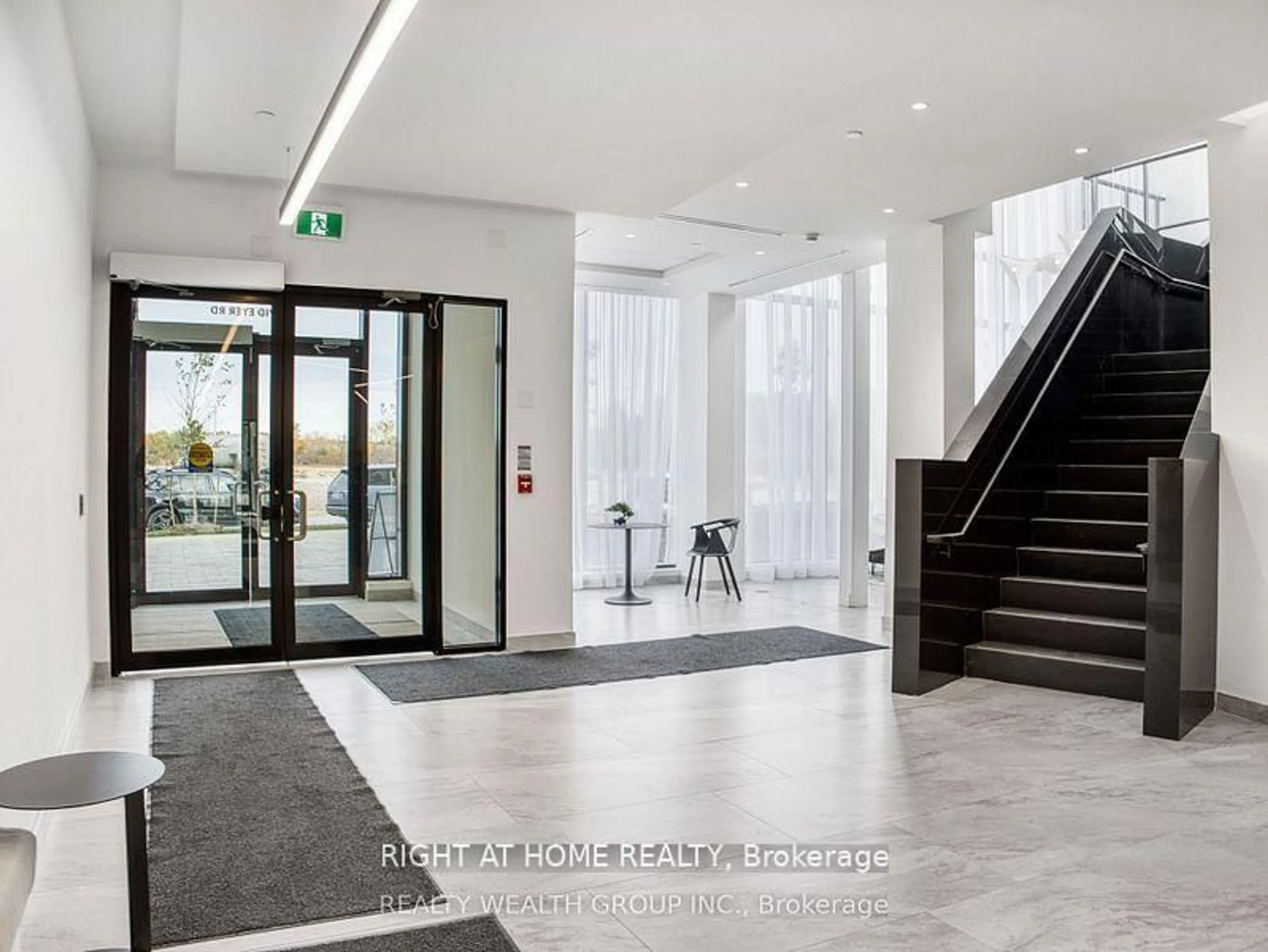 Indoor foyer for 6 DAVID EYER Rd #207, Richmond Hill Ontario L4S 0N5