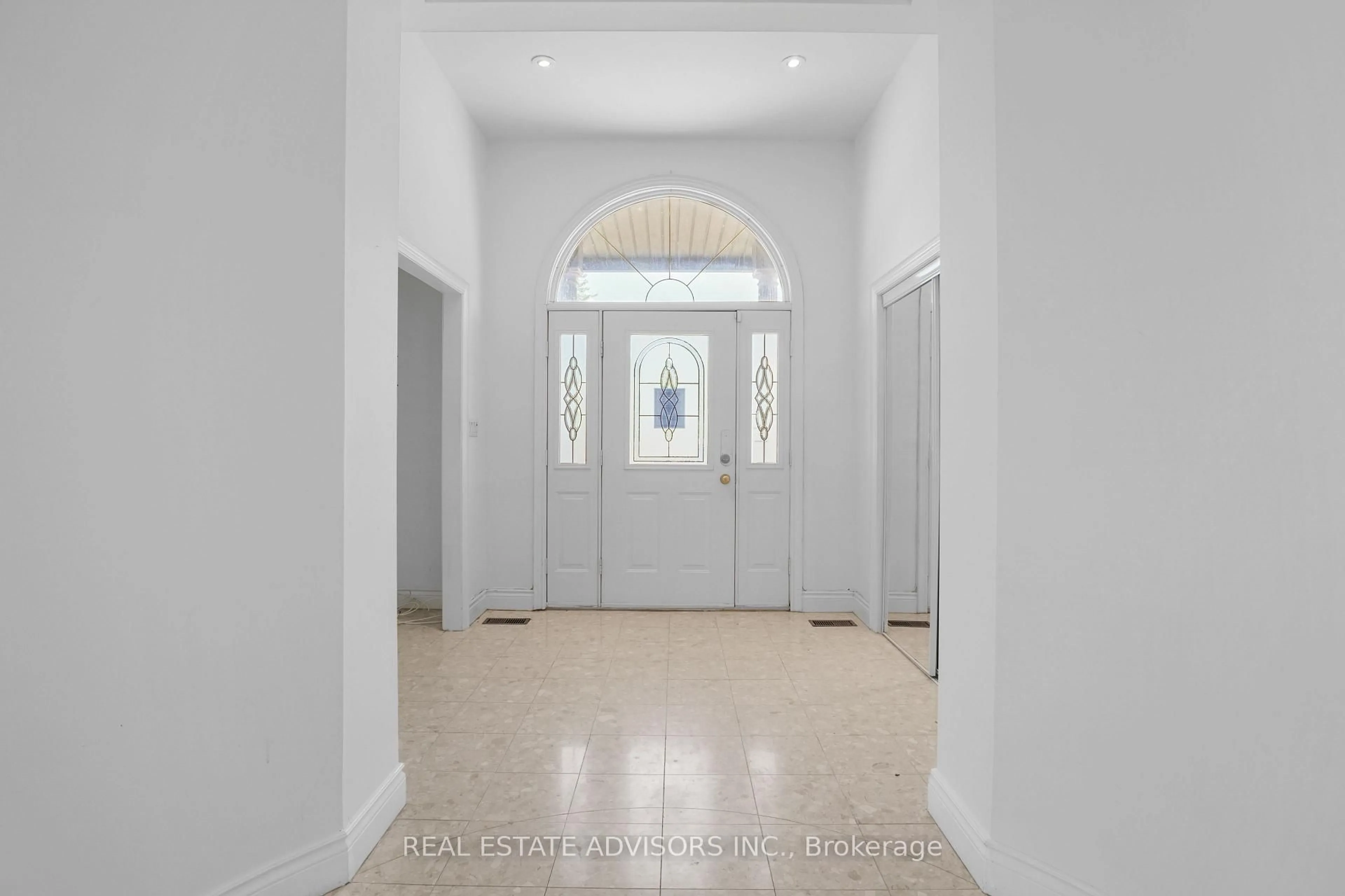 Indoor foyer for 20 Bells Lake Rd, King Ontario L0G 1T0