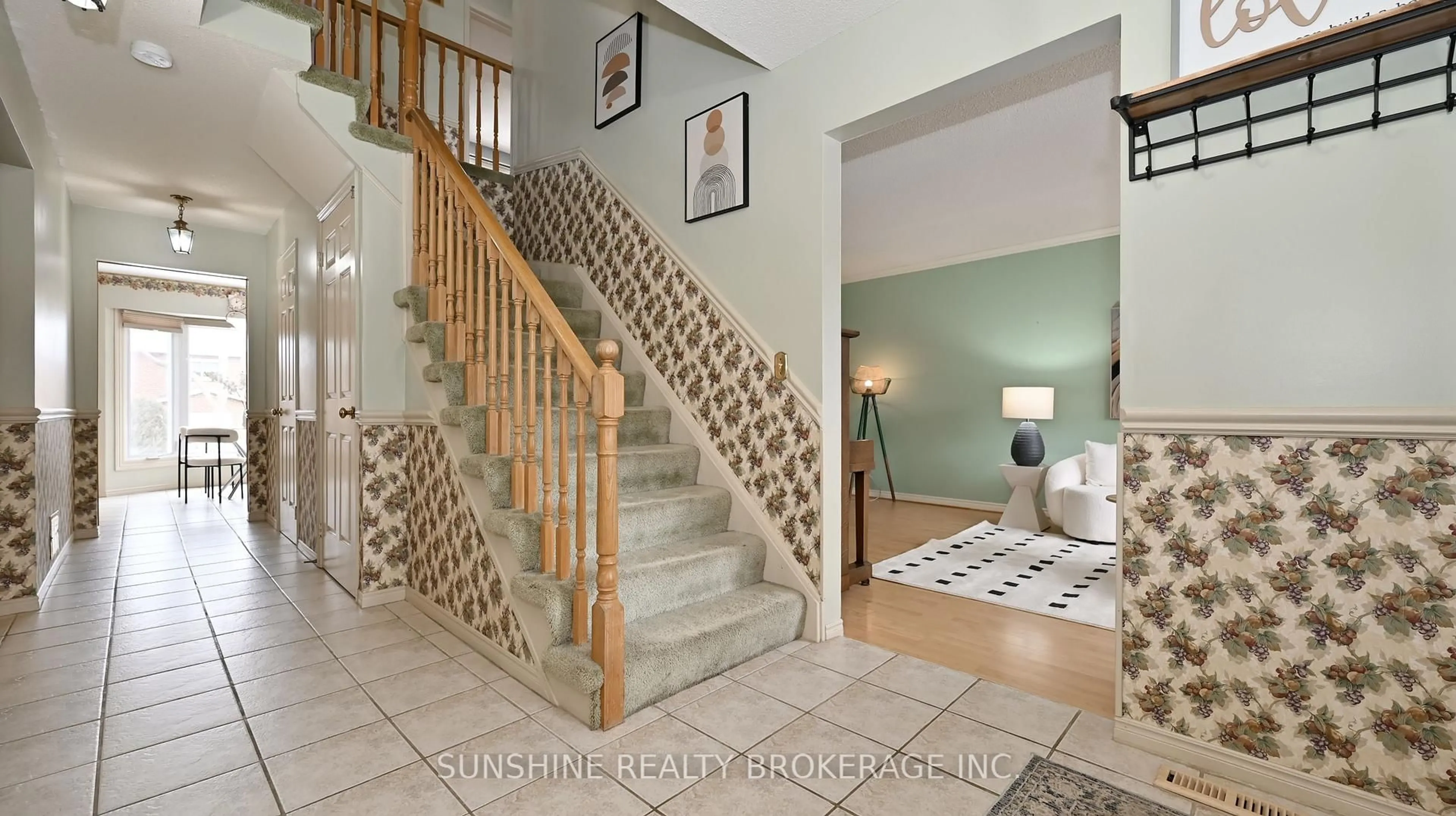 Indoor foyer for 36 Hemlock Dr, Markham Ontario L3P 4M6
