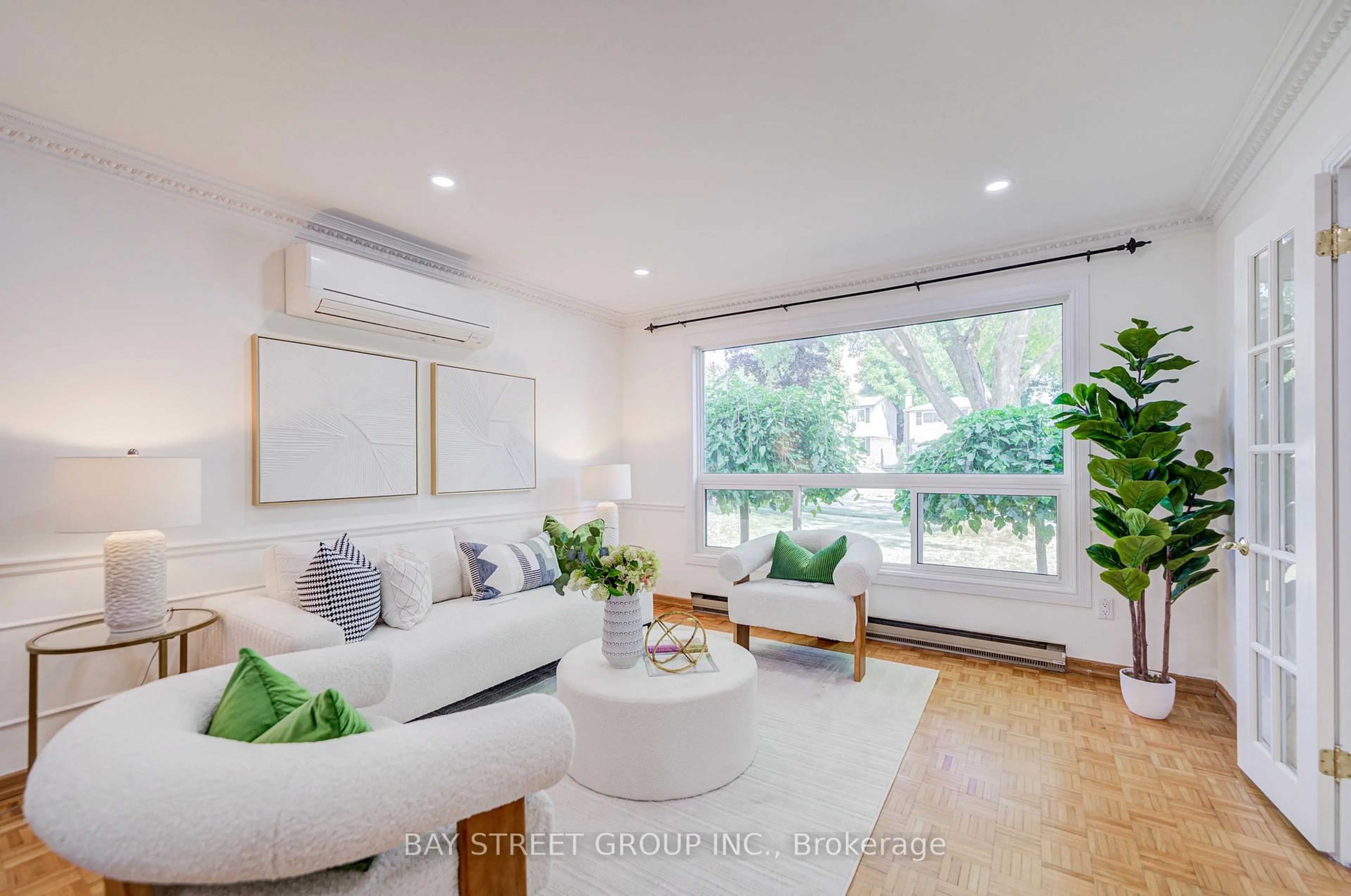 Living room with furniture, wood/laminate floor for 214 William Roe Blvd, Newmarket Ontario L3Y 1B5