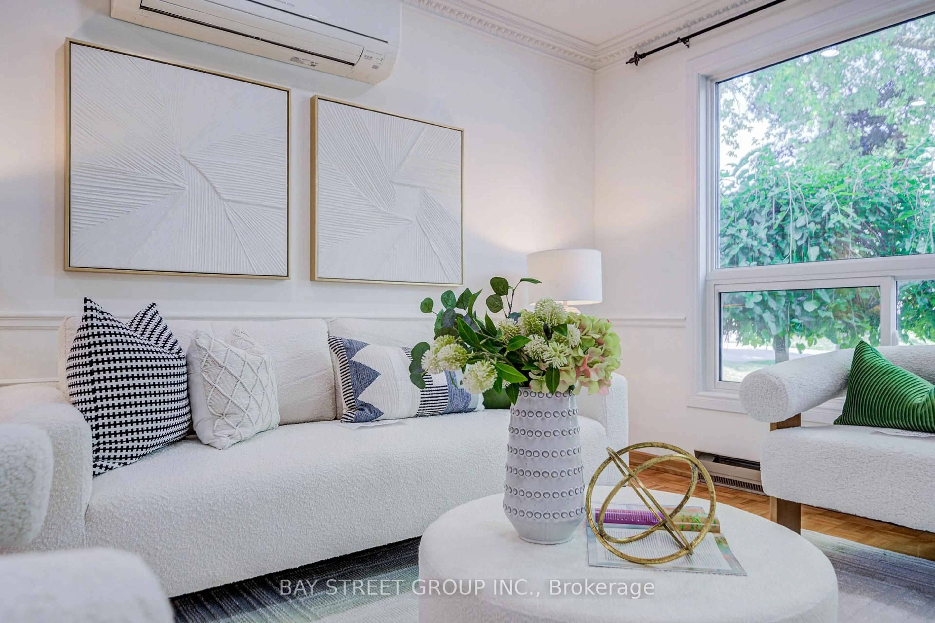 Living room with furniture, unknown for 214 William Roe Blvd, Newmarket Ontario L3Y 1B5