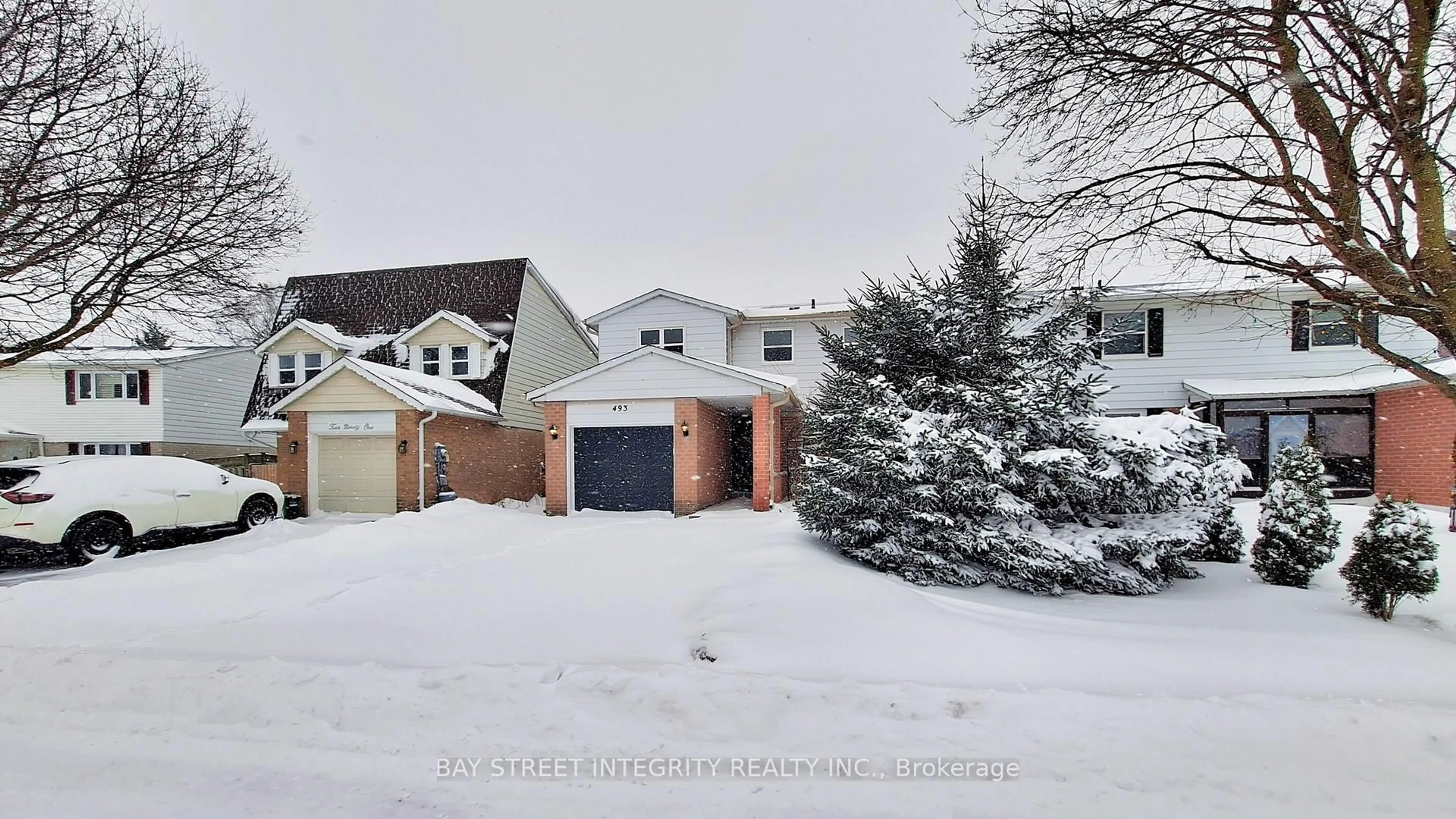 A pic from outside/outdoor area/front of a property/back of a property/a pic from drone, street for 493 Sandford St, Newmarket Ontario L3Y 5E2