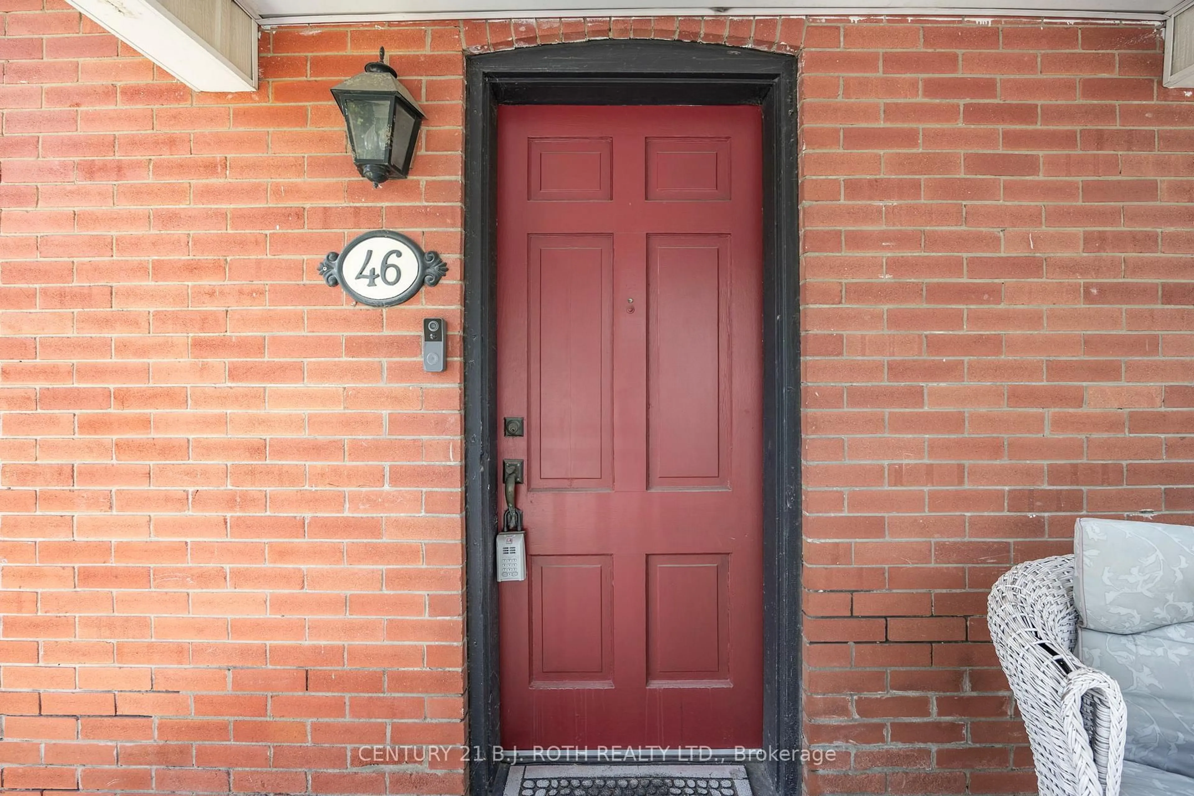 Indoor entryway for 46 Church St, New Tecumseth Ontario L9R 1G9