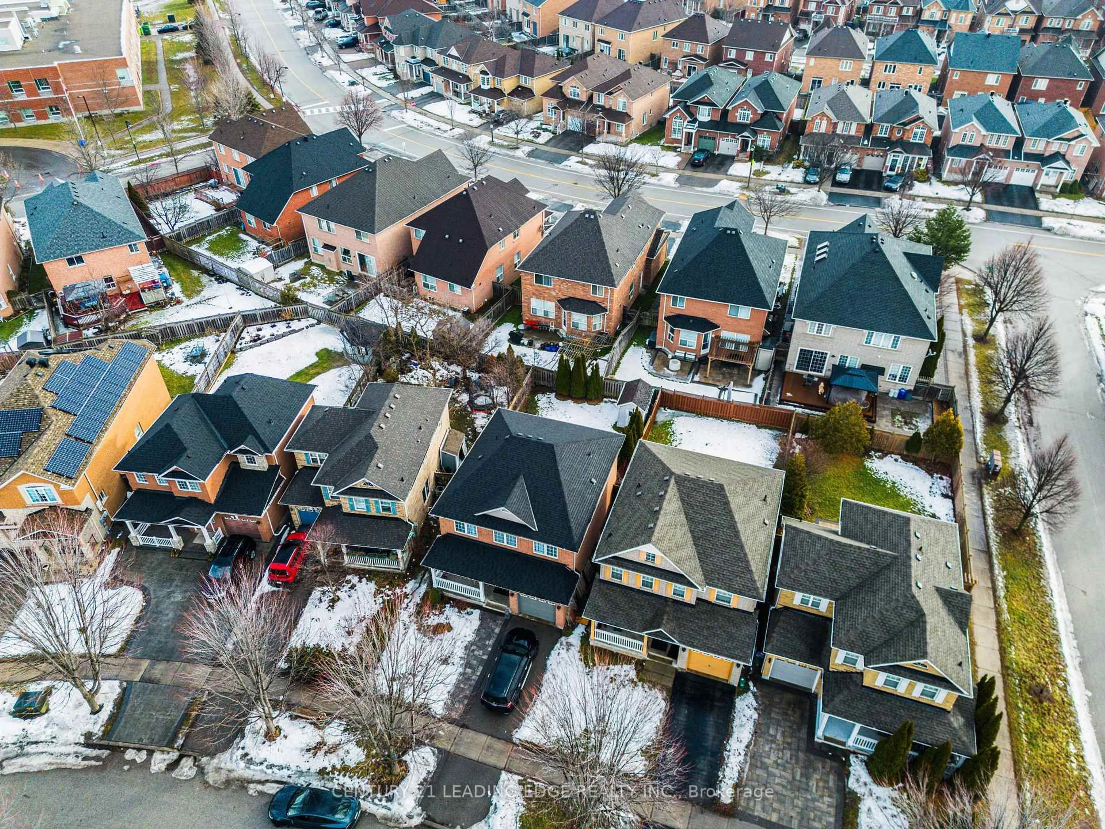 A pic from outside/outdoor area/front of a property/back of a property/a pic from drone, unknown for 37 Landsdown Cres, Markham Ontario L6E 1M6