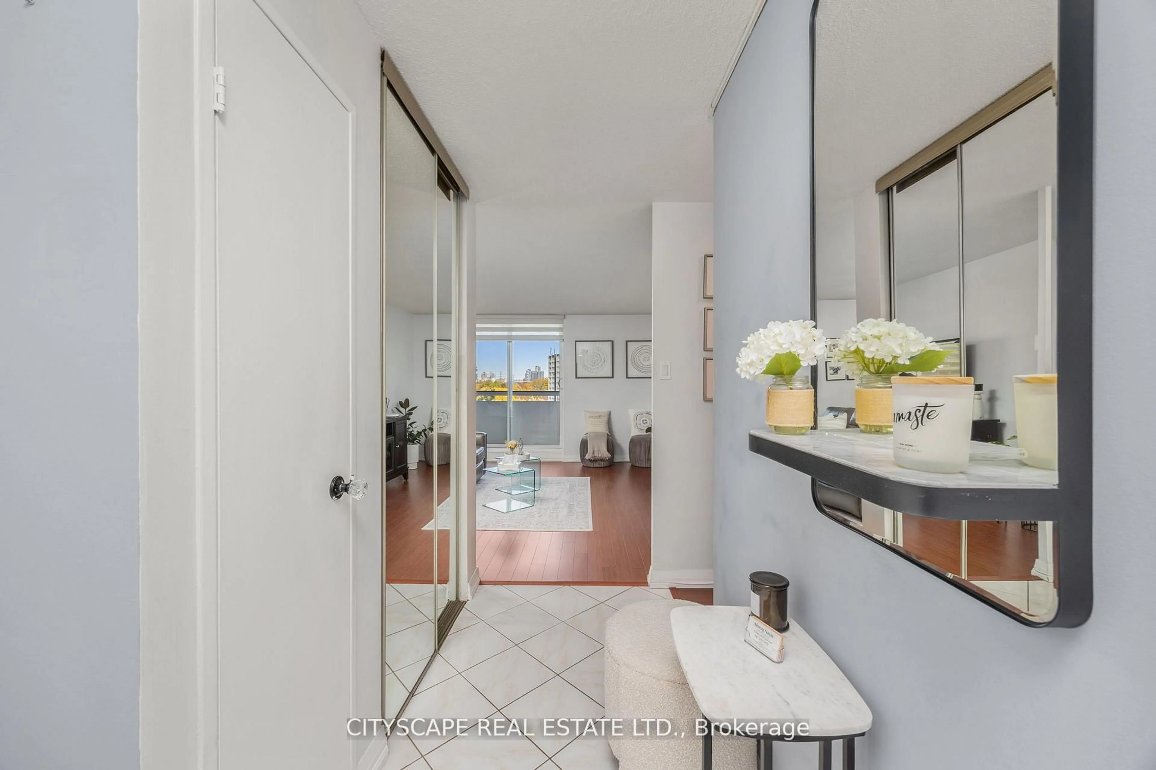 Indoor entryway for 1 Royal Orchard Blvd #810, Markham Ontario L3T 3C2