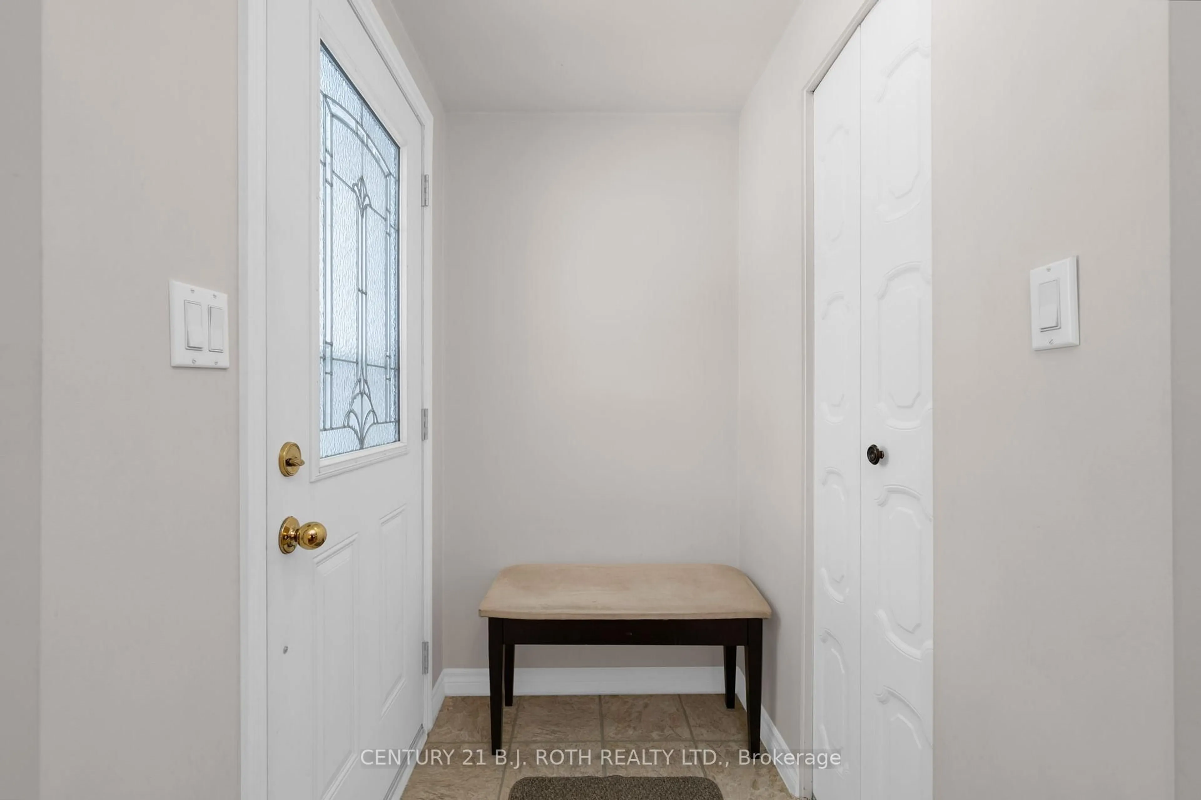 Indoor entryway for 73 Main St, Innisfil Ontario L9S 1N2