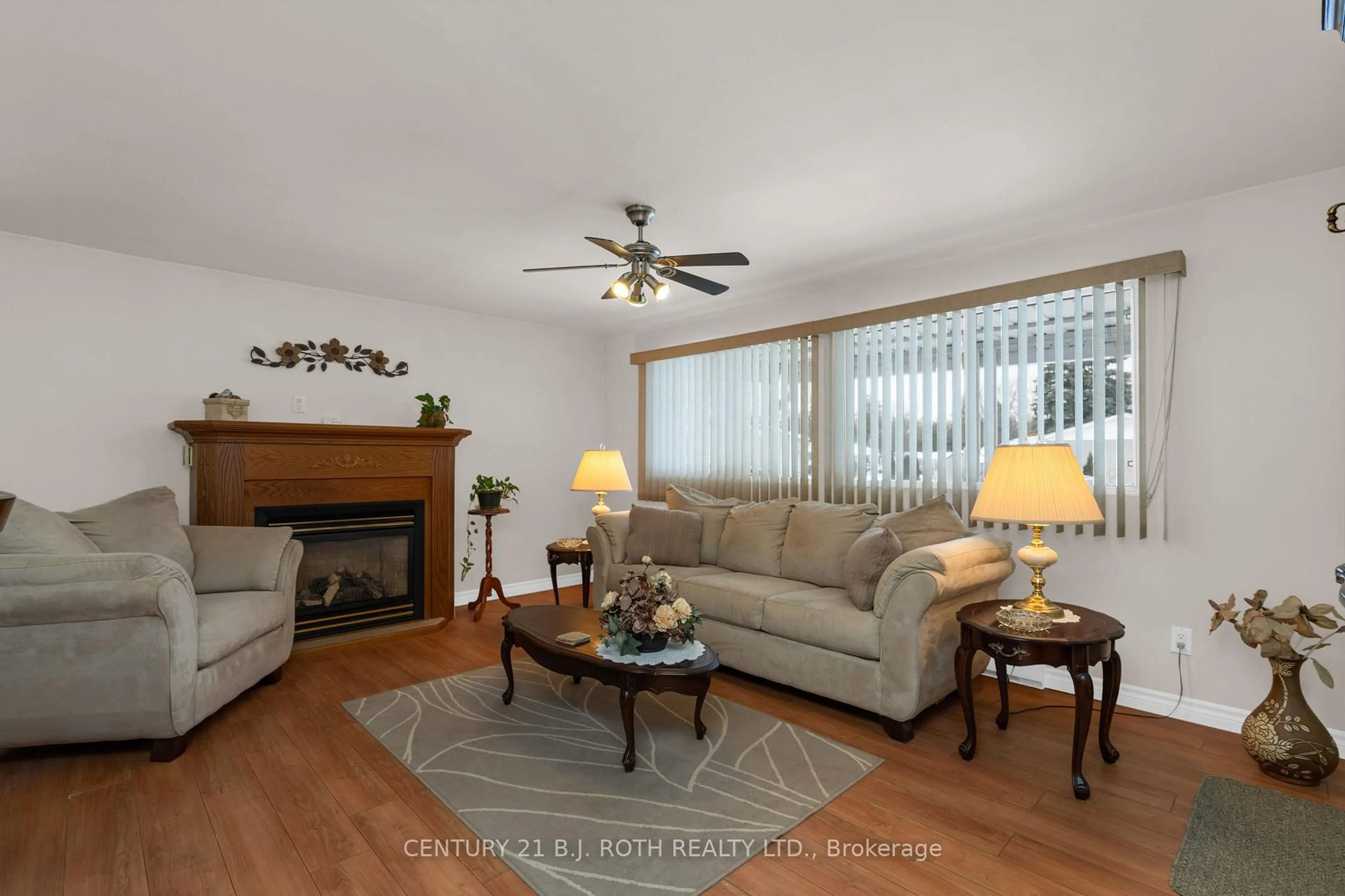 Living room with furniture, wood/laminate floor for 73 Main St, Innisfil Ontario L9S 1N2