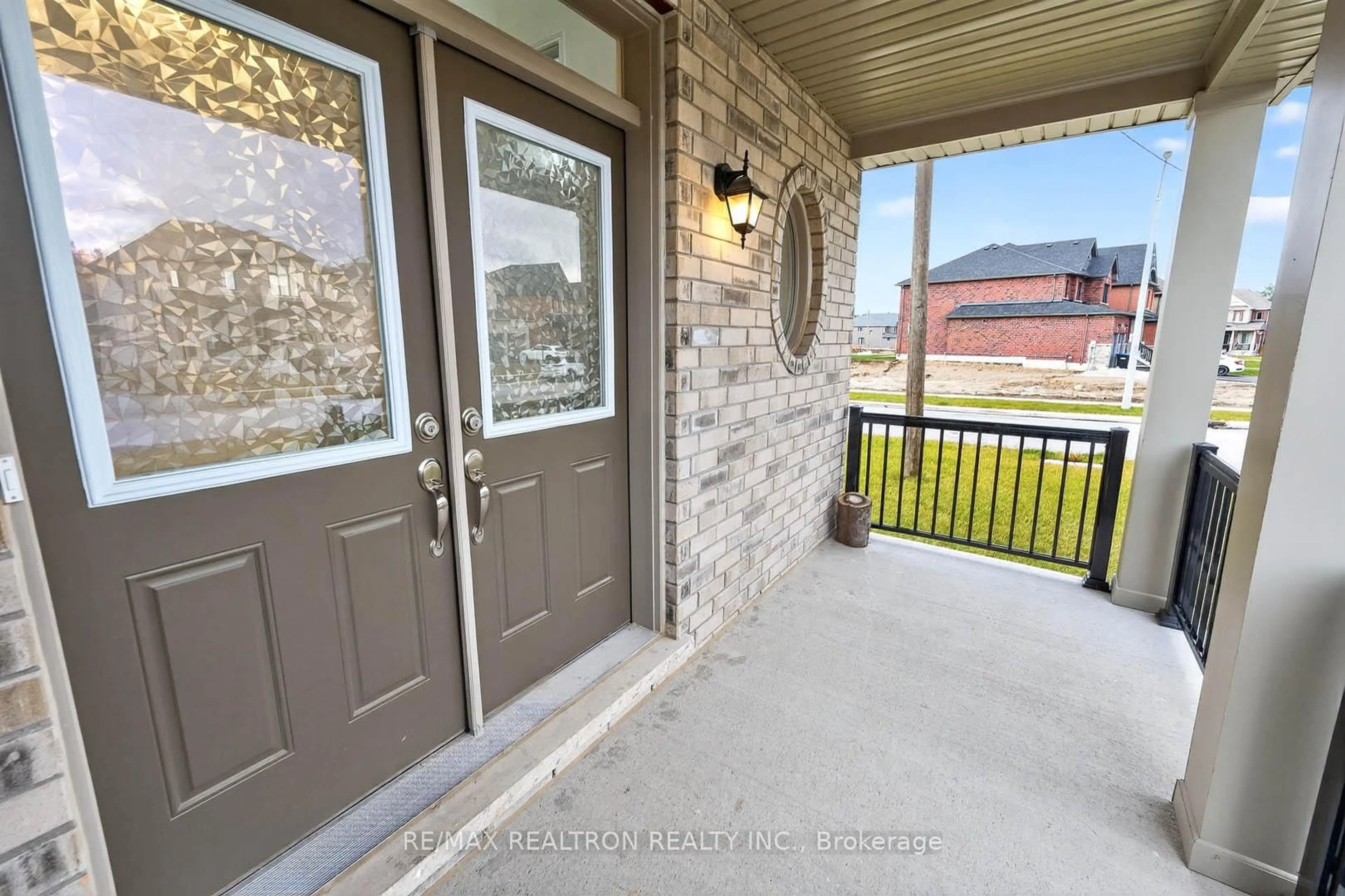 Indoor entryway for 40 Wakefield Blvd, Essa Ontario L3W 0L9