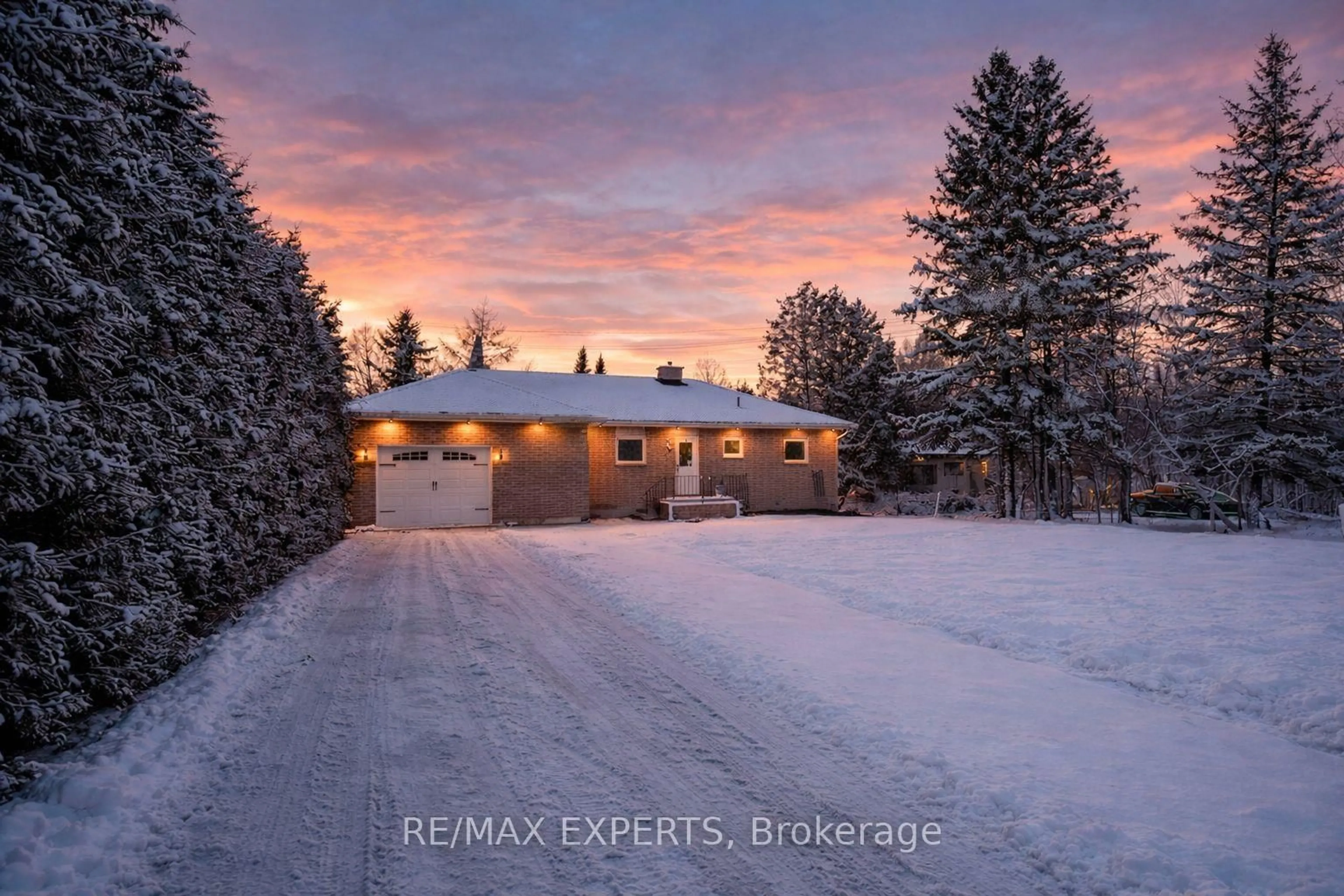 A pic from outside/outdoor area/front of a property/back of a property/a pic from drone, street for 6 Otter Cove Rd, Georgina Ontario L0E 1N0